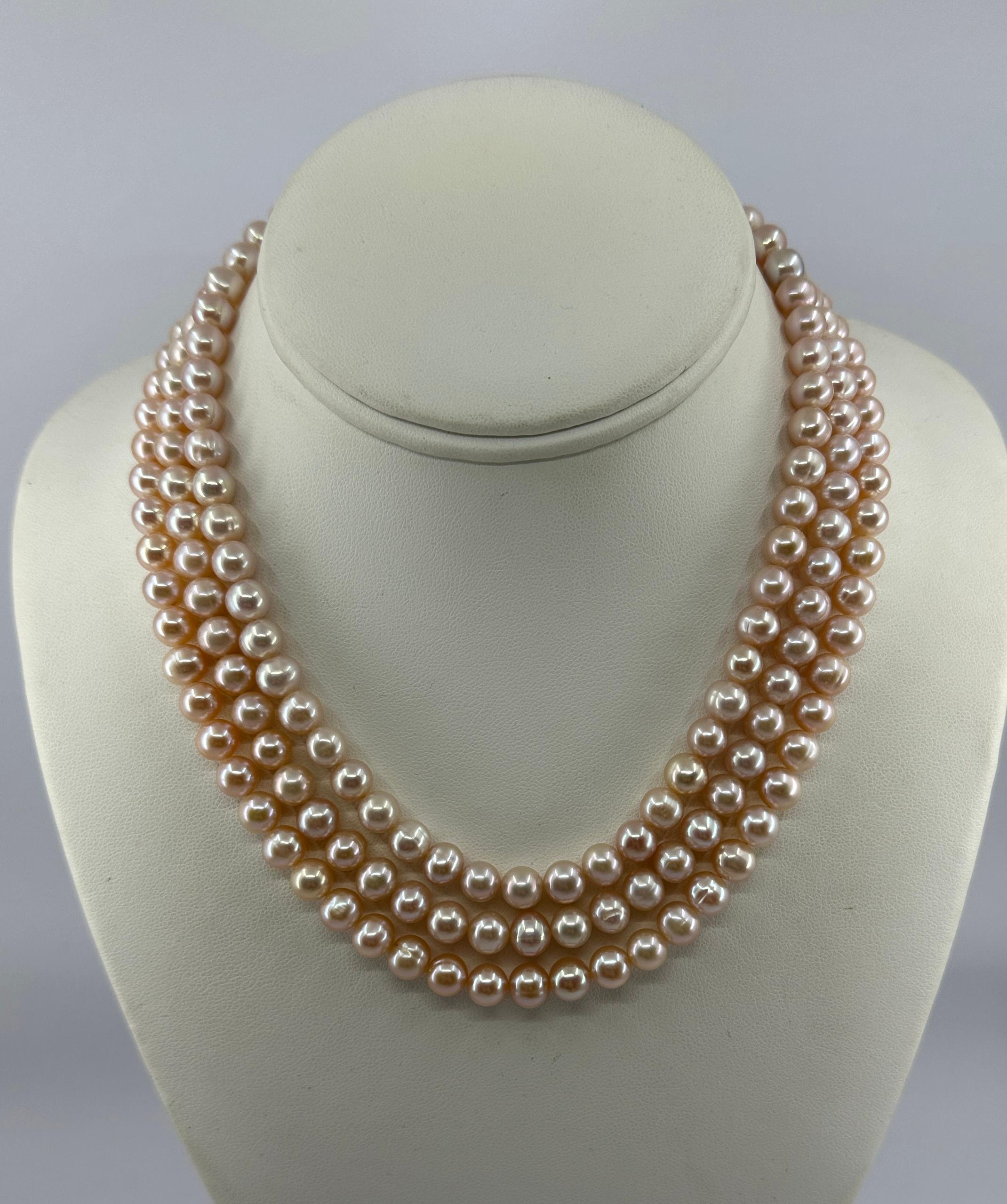 Rétro Collana di perle rosa a tre fili da 8 mm con chiusura in oro 14 kt Antique Retro in vendita