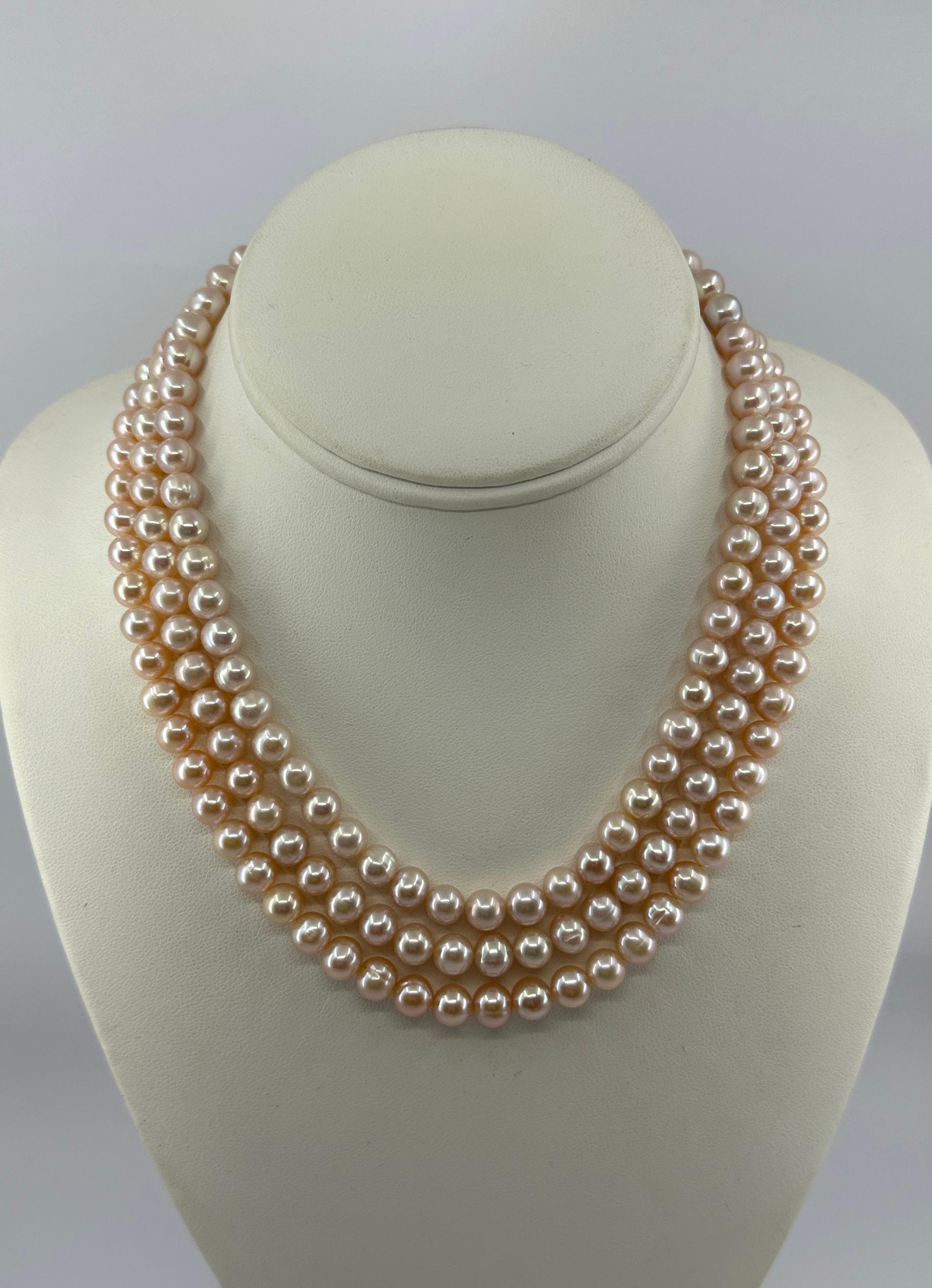 Perlina Collana di perle rosa a tre fili da 8 mm con chiusura in oro 14 kt Antique Retro in vendita