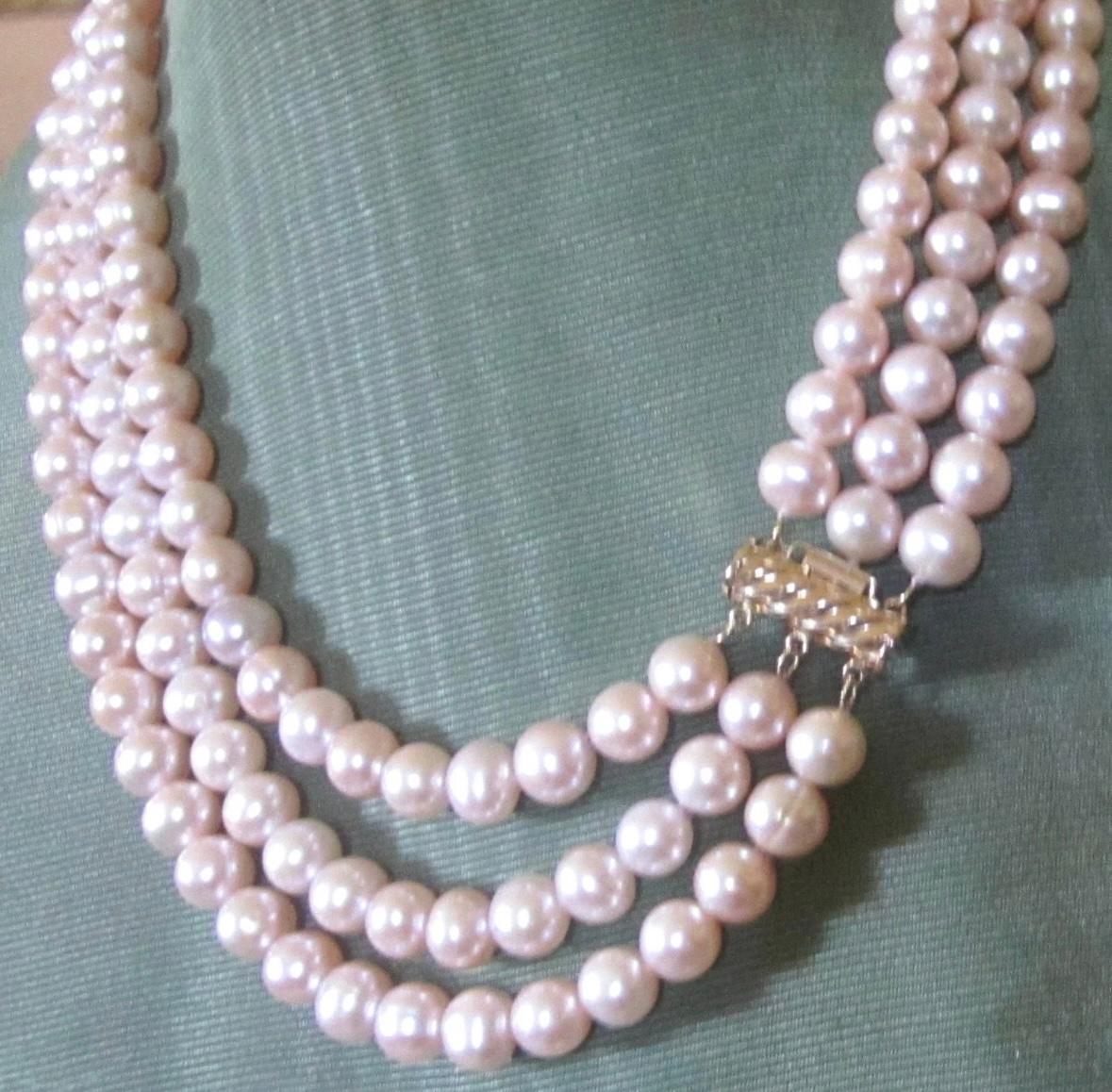 Collana di perle rosa a tre fili da 8 mm con chiusura in oro 14 kt Antique Retro In condizioni ottime in vendita a New York, NY