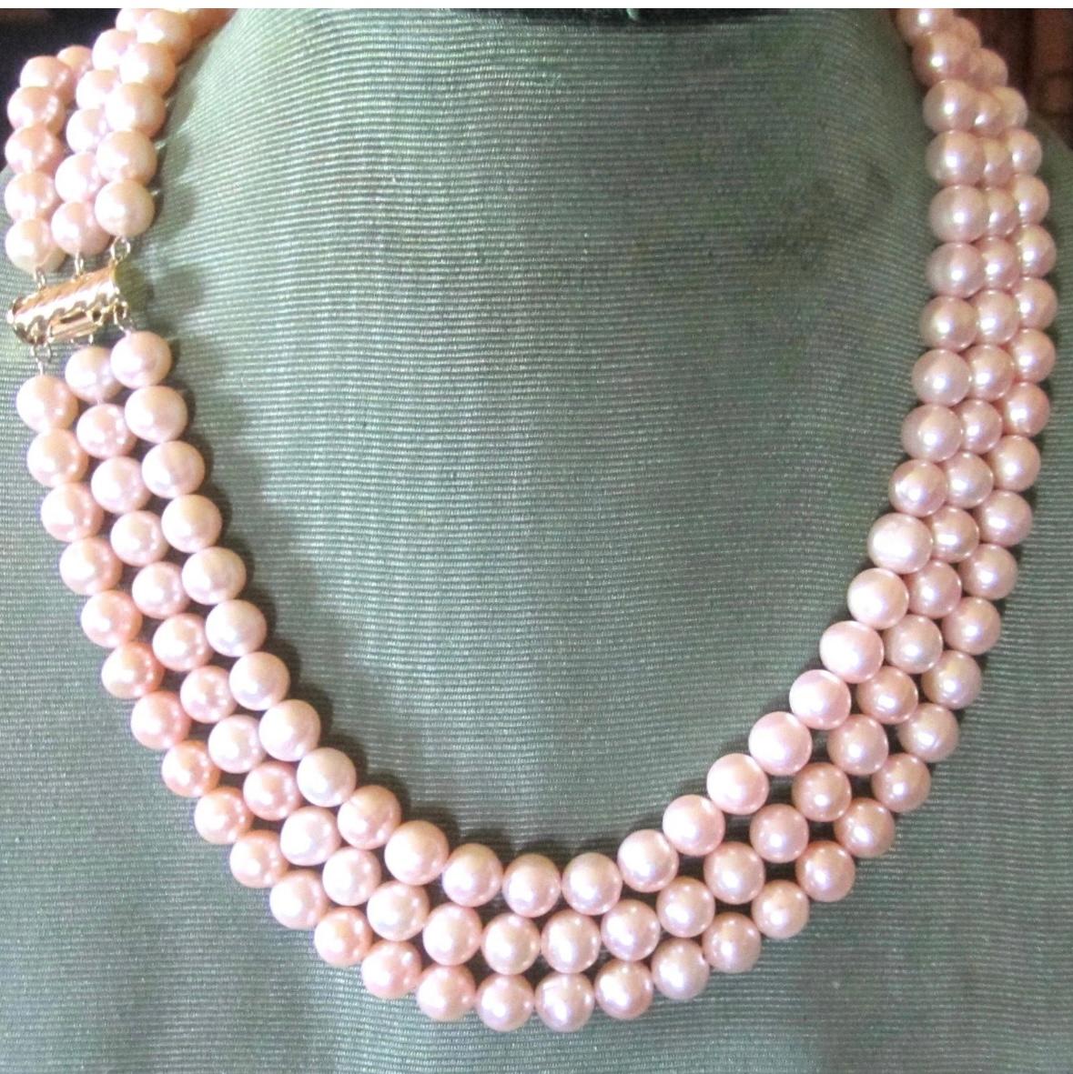 Donna Collana di perle rosa a tre fili da 8 mm con chiusura in oro 14 kt Antique Retro in vendita