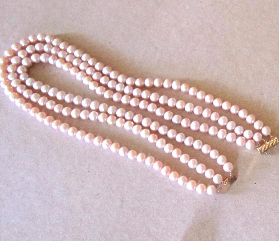 Collana di perle rosa a tre fili da 8 mm con chiusura in oro 14 kt Antique Retro in vendita 1