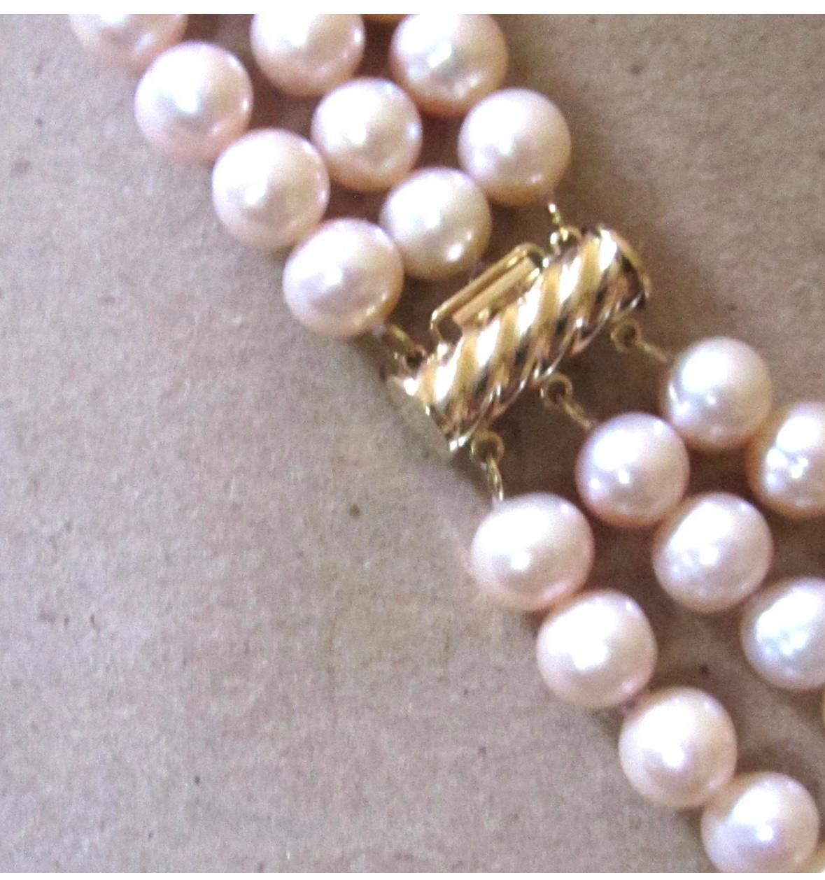 Collana di perle rosa a tre fili da 8 mm con chiusura in oro 14 kt Antique Retro in vendita 2