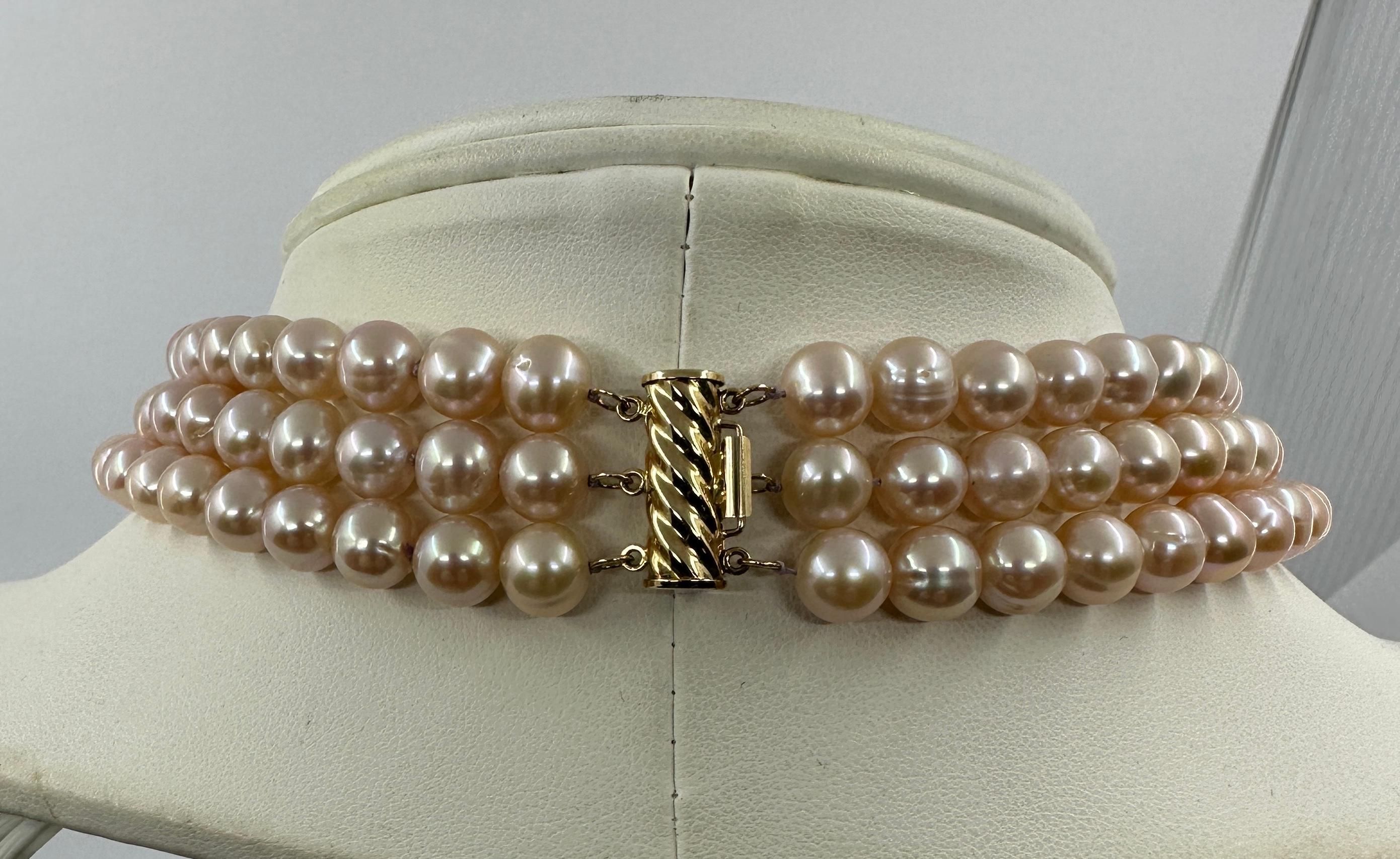 Collana di perle rosa a tre fili da 8 mm con chiusura in oro 14 kt Antique Retro in vendita 3