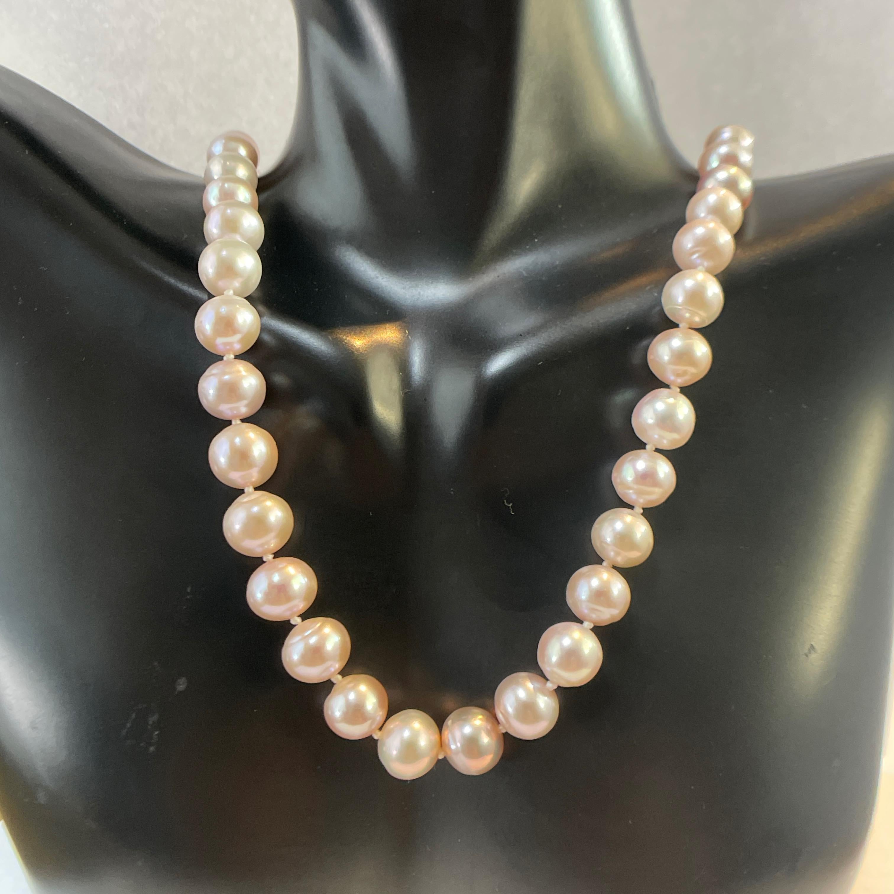 Laissez-vous séduire par l'élégance intemporelle de notre exquis collier de perles roses, un accessoire éblouissant qui rehausse sans effort n'importe quelle tenue. Composé d'un seul rang de perles roses lustrées, ce collier rayonne d'un charme doux