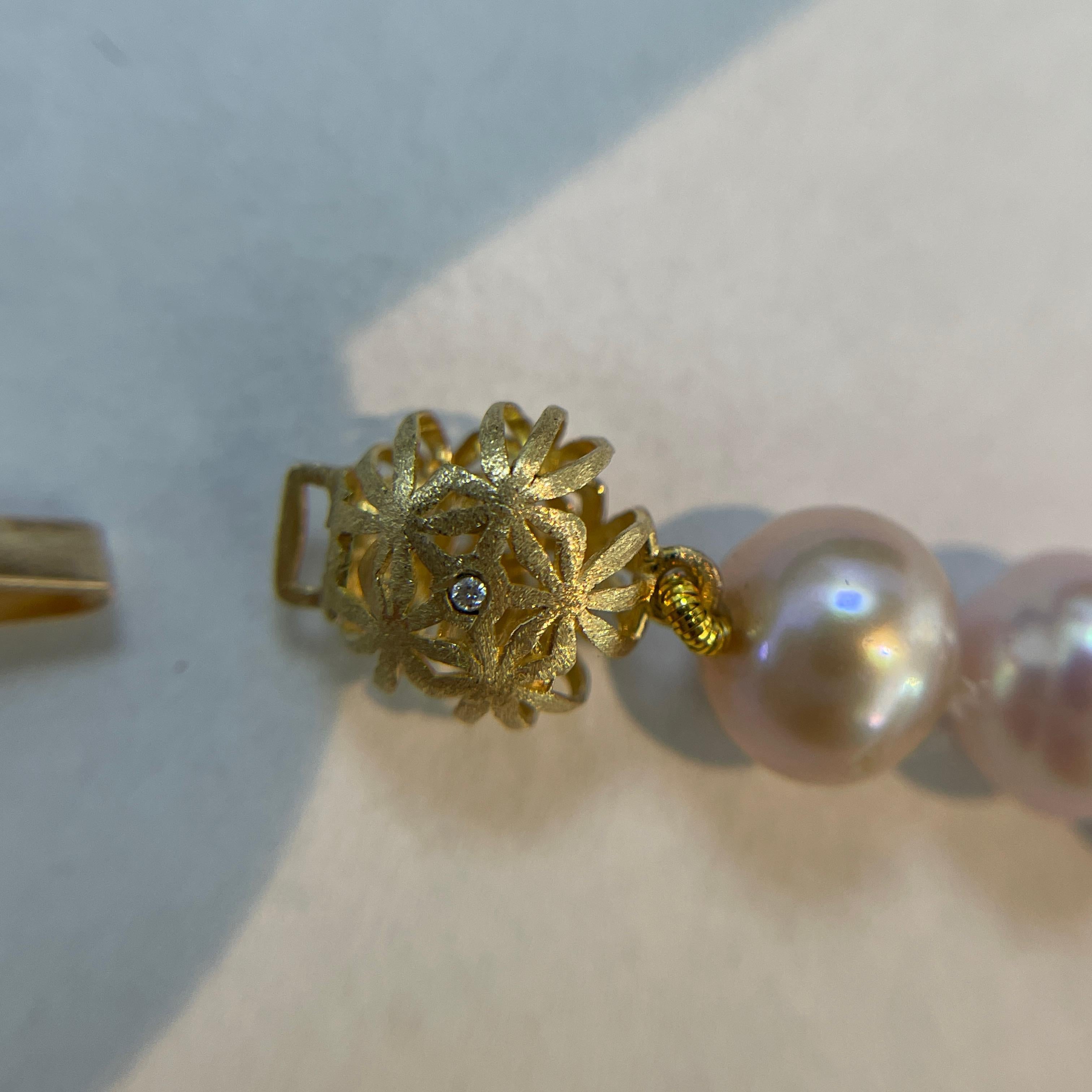 Collier de perles roses à un brin avec fermoir en or jaune 14k Unisexe en vente