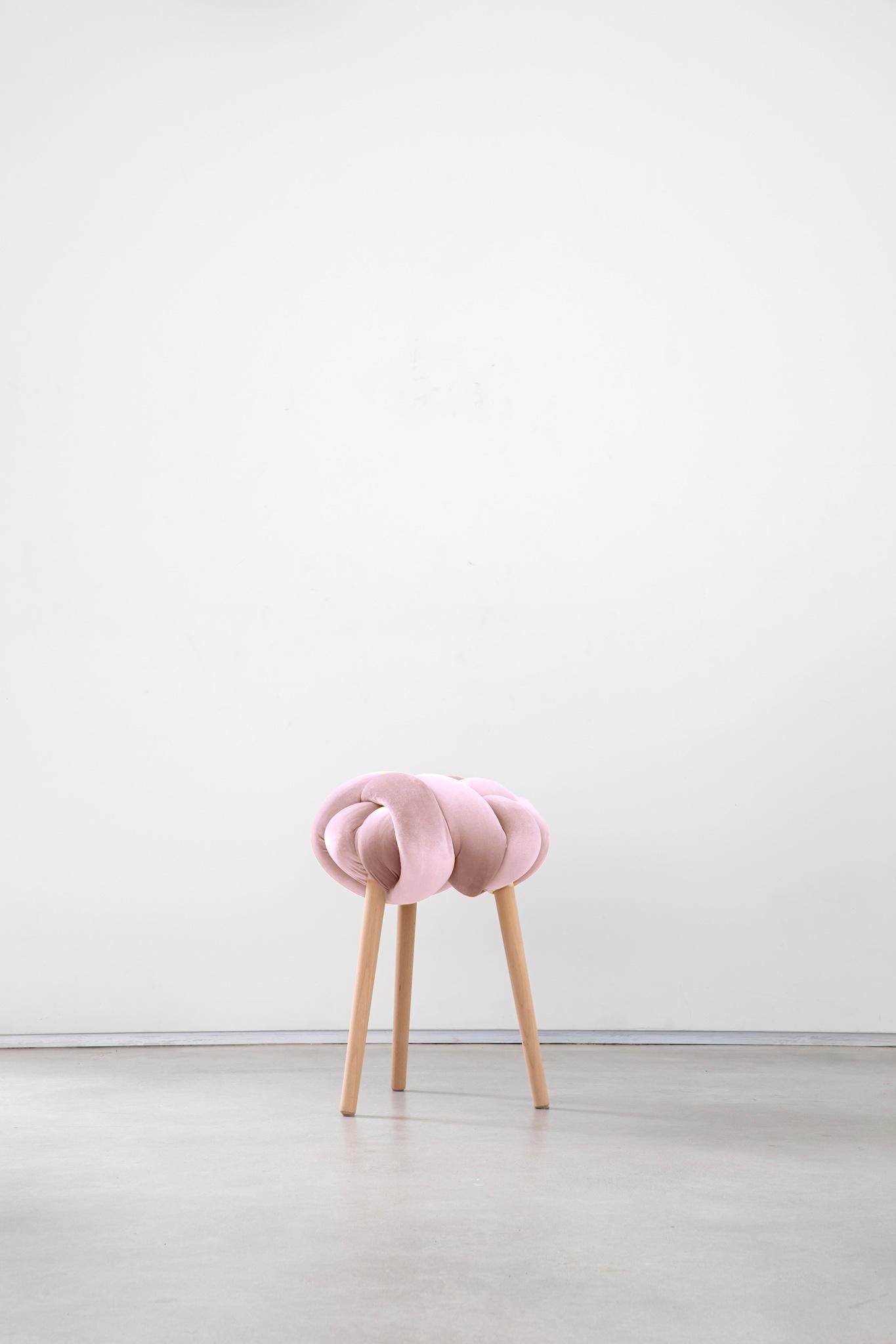 Questo sgabello Knot, unico nel suo genere, si ispira agli elementi e all'estetica nautica. Lo sgabello è realizzato in robusto legno di Beeche dal nostro meraviglioso tornitore e il cuscino utilizza una tecnica di legatura unica che rende lo