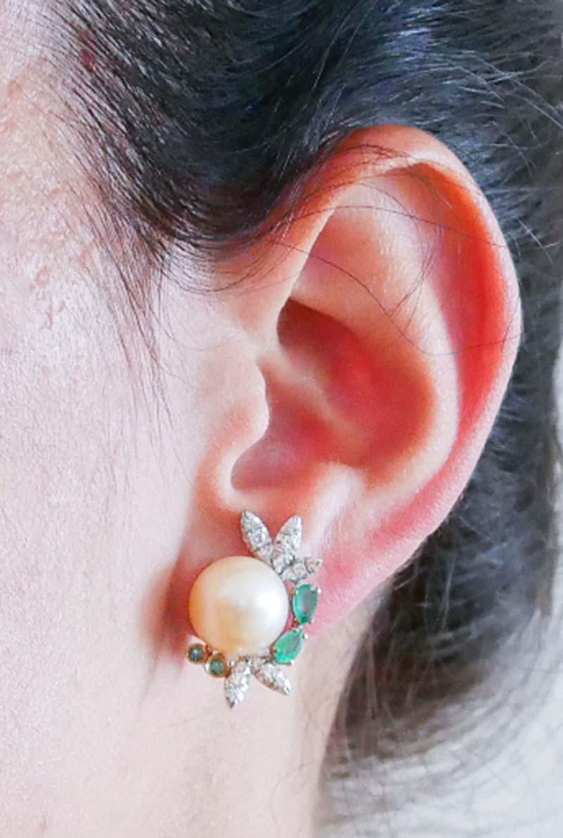 Pink Pearls, Emeralds, Diamonds, 14 Karat White Gold Earrings. In Good Condition In Marcianise, Marcianise (CE)