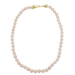 Collier de perles roses avec fermoir en or jaune