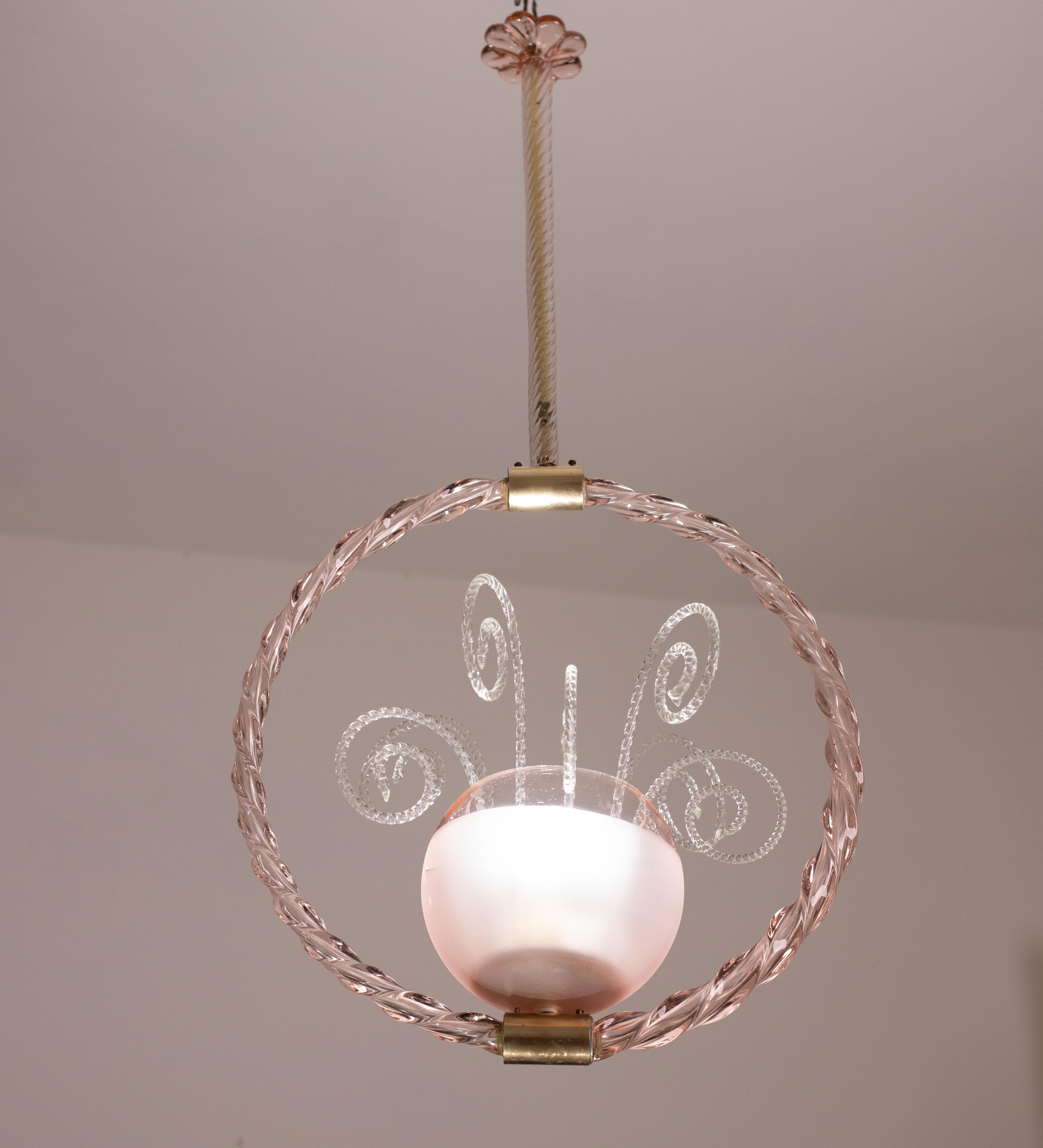Stunning Murano chandelier with worked glass extremely rare for its pink color.
The chandelier is certainly attributed to the Barovier and Toso glassworks.
Inside a bowl are mounted 8 rays cascading down.
The chandelier mounts an e27 light point.
It