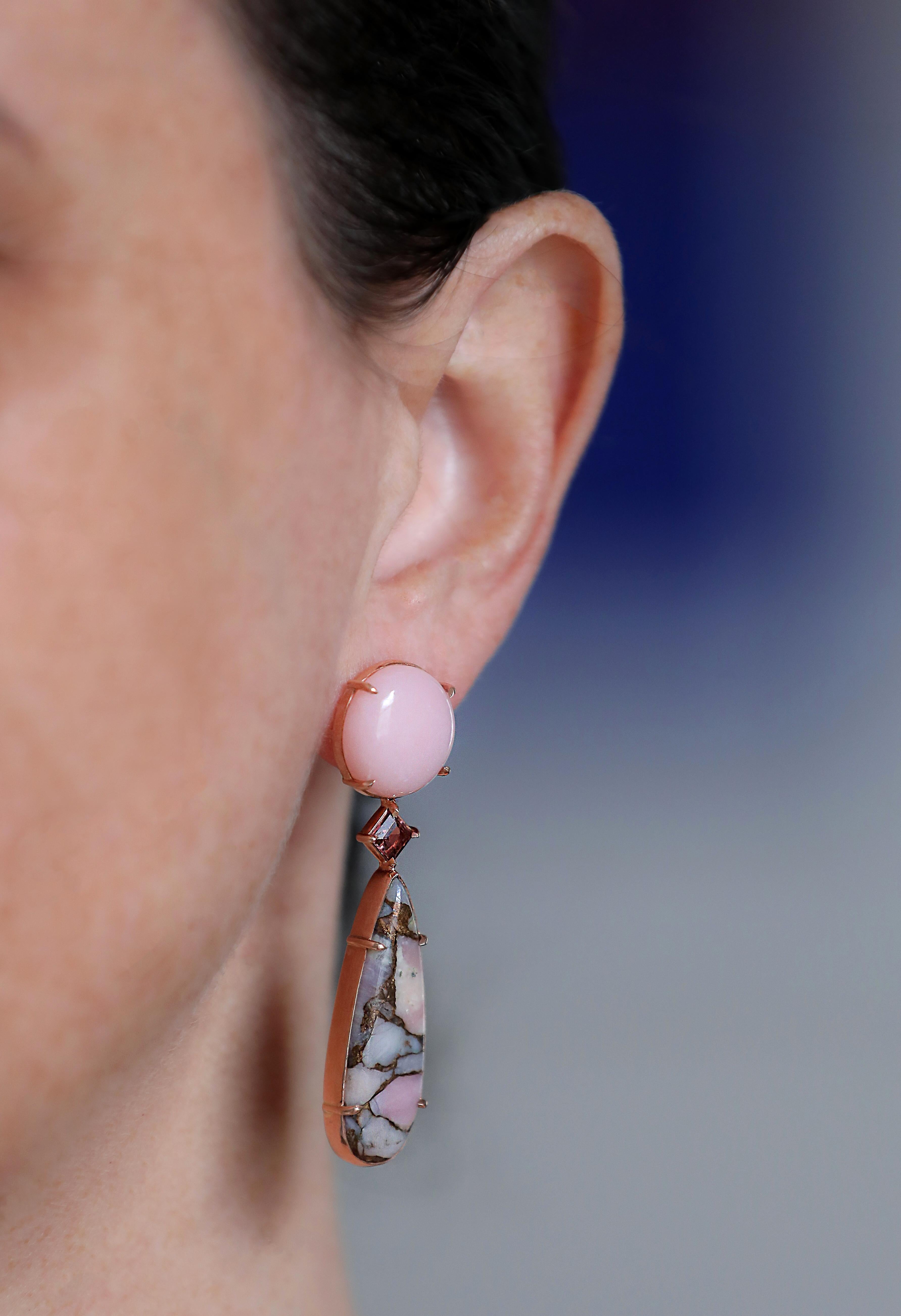 Tropfenohrringe mit rosa peruanischem Opal im Cabochon-Schliff, Turmalin und Kupfer Opal im Zustand „Neu“ im Angebot in London, GB