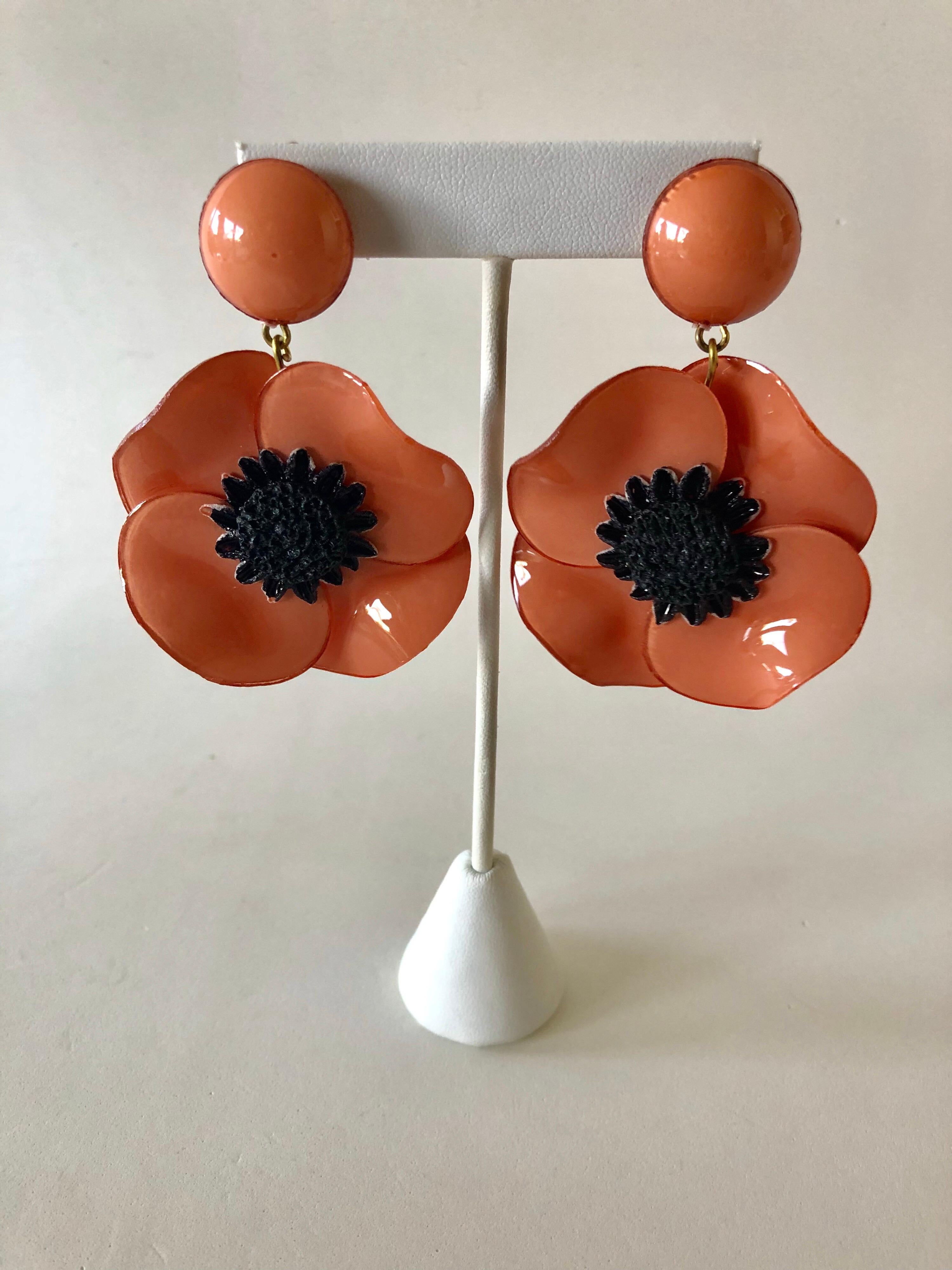 Light and easy to wear, these handmade artisanal contemporary clip-on earrings were made in Paris by Cilea. The lightweight clip-on earrings feature a single architectural enameline (enamel and resin composite) pink poppy flower. The poppies are