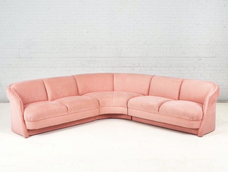 Rosafarbenes postmodernes Sofa im Stil von Milo Baughman für Thayer-Coggin,  1980 im Angebot bei 1stDibs