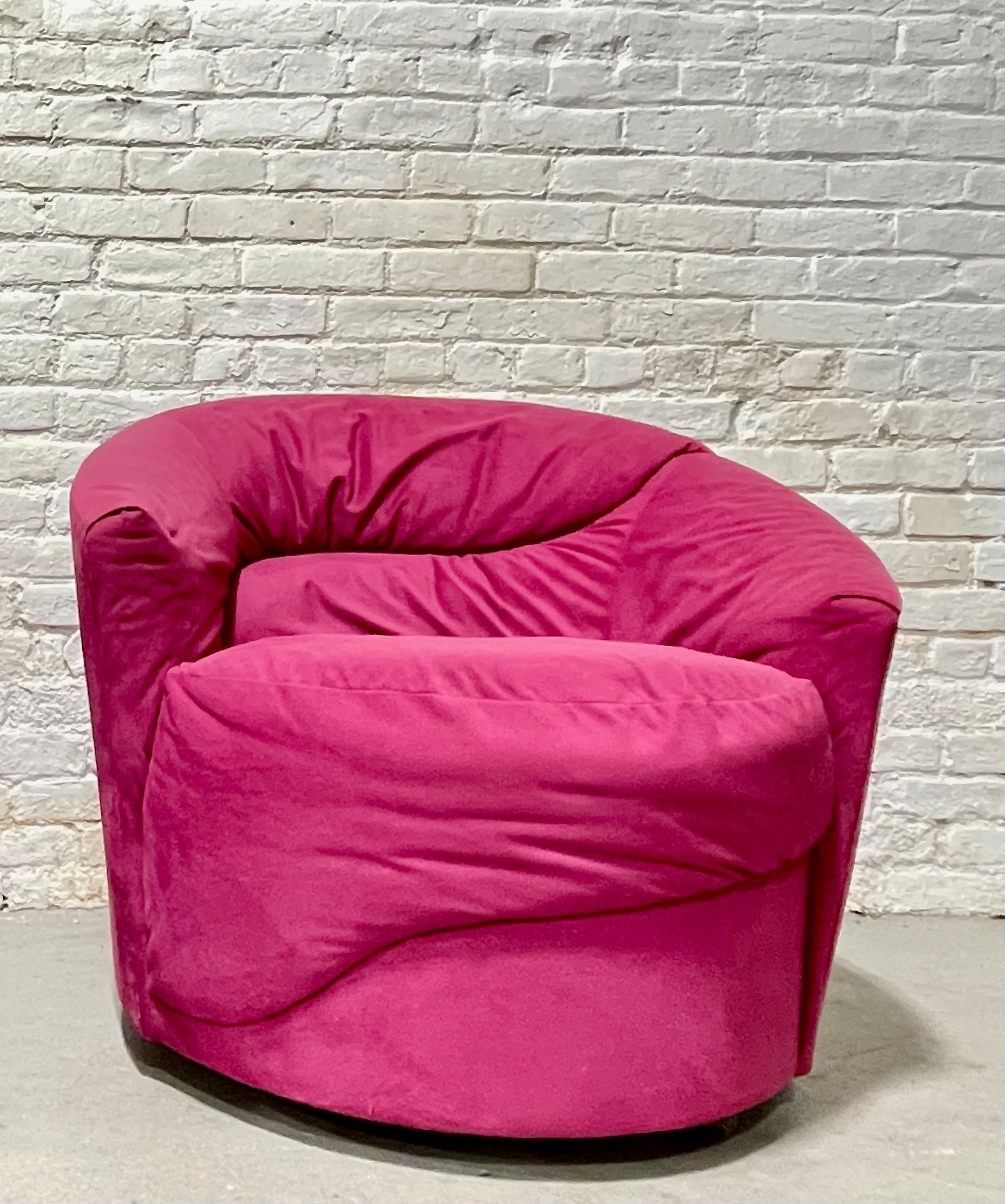 Postmoderne / Mid Century Modern Swivel Lounge Chair / club chair / fauteuil dans le style de Vladimir Kagan. Tapis rose super sexy. Chaise extrêmement confortable avec un rembourrage en peluche.  Très bon état avec quelques légères traces d'usure