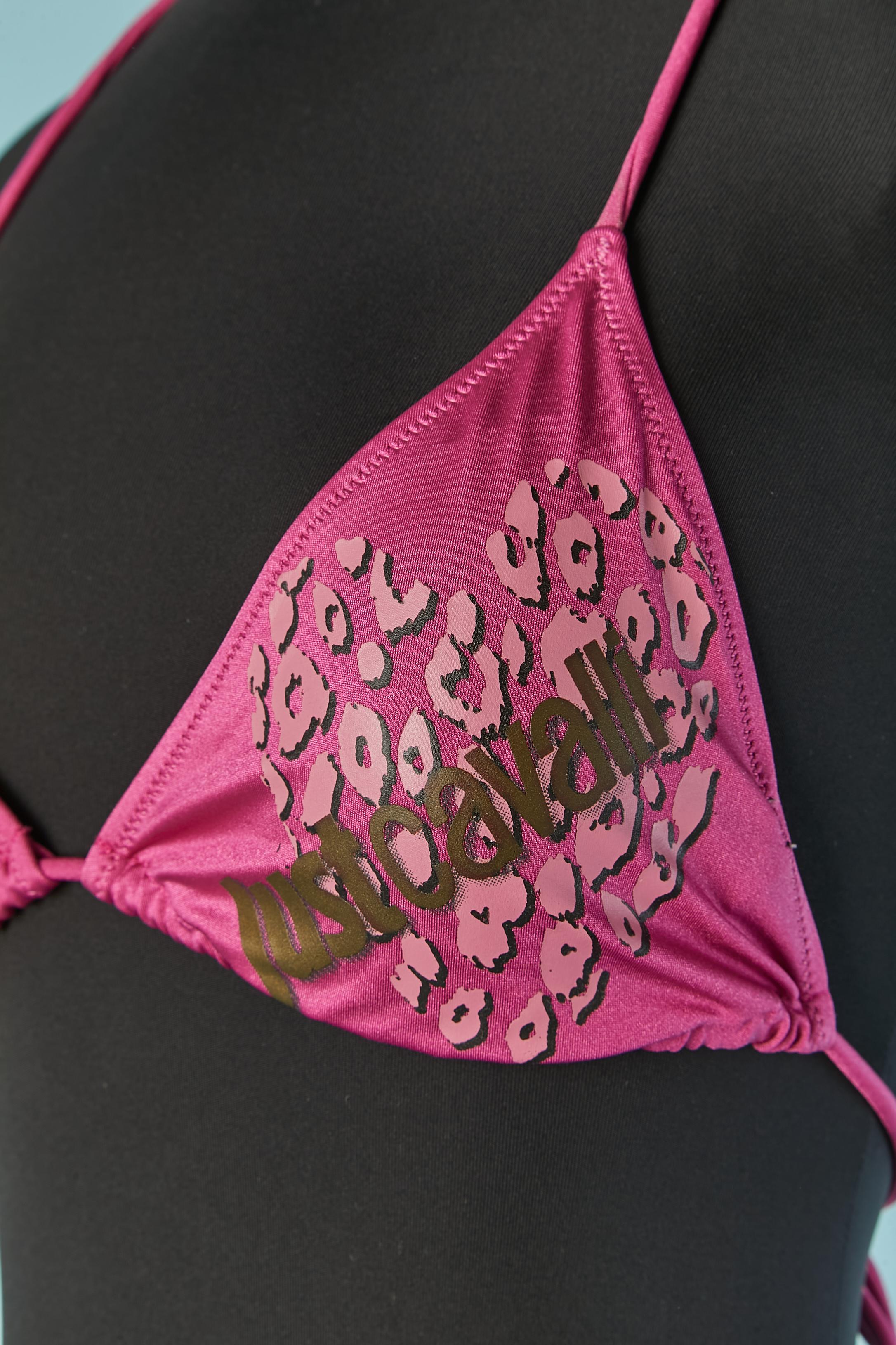 Bikini con stampa rosa. Composizione della Fabrice: 82% poliammide, 18% elastan. 
Composizione del pad: 100% poliestere. 
Reggiseno regolabile al centro della schiena e dietro il collo. 
TAGLIA 42 (It) 38 (Fr) S.I.M.  (USA) 