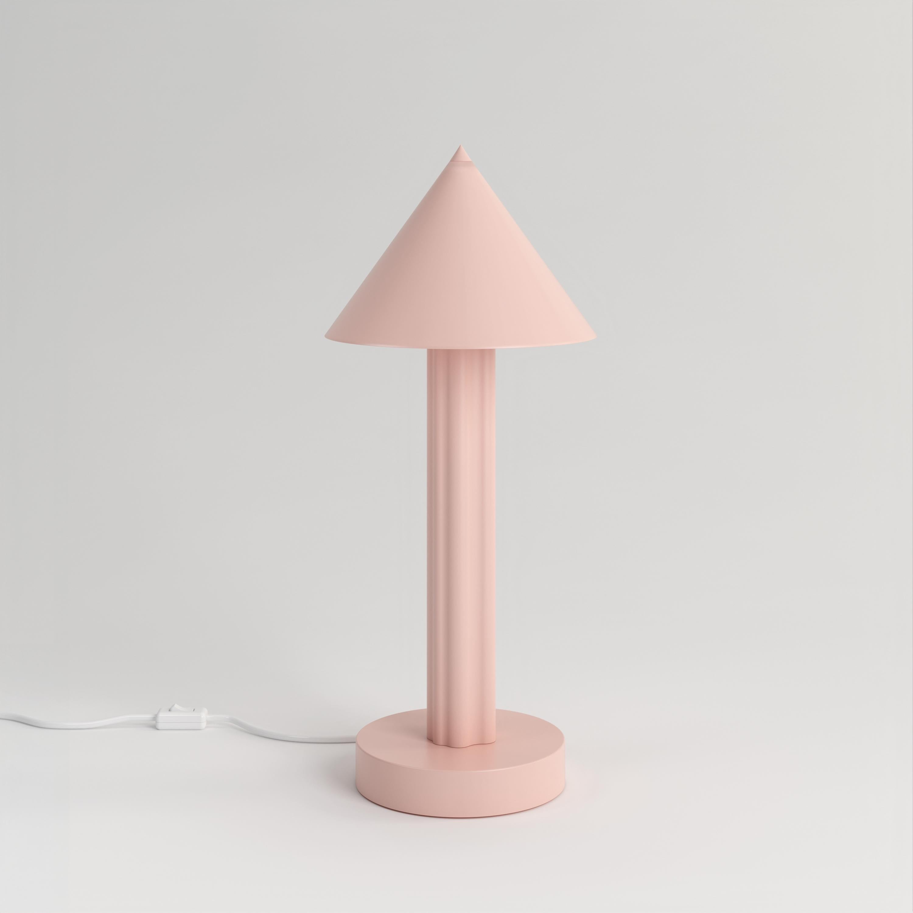 Rosa Profiles Schreibtischleuchte von Atelier Areti
Abmessungen: D 16 x H 40,5 cm.
MATERIALIEN: Pulverbeschichtetes Metall.

Erhältlich in anderen Farben. Bitte kontaktieren Sie uns.

Alle unsere Lampen können je nach Land verkabelt werden. Wenn es
