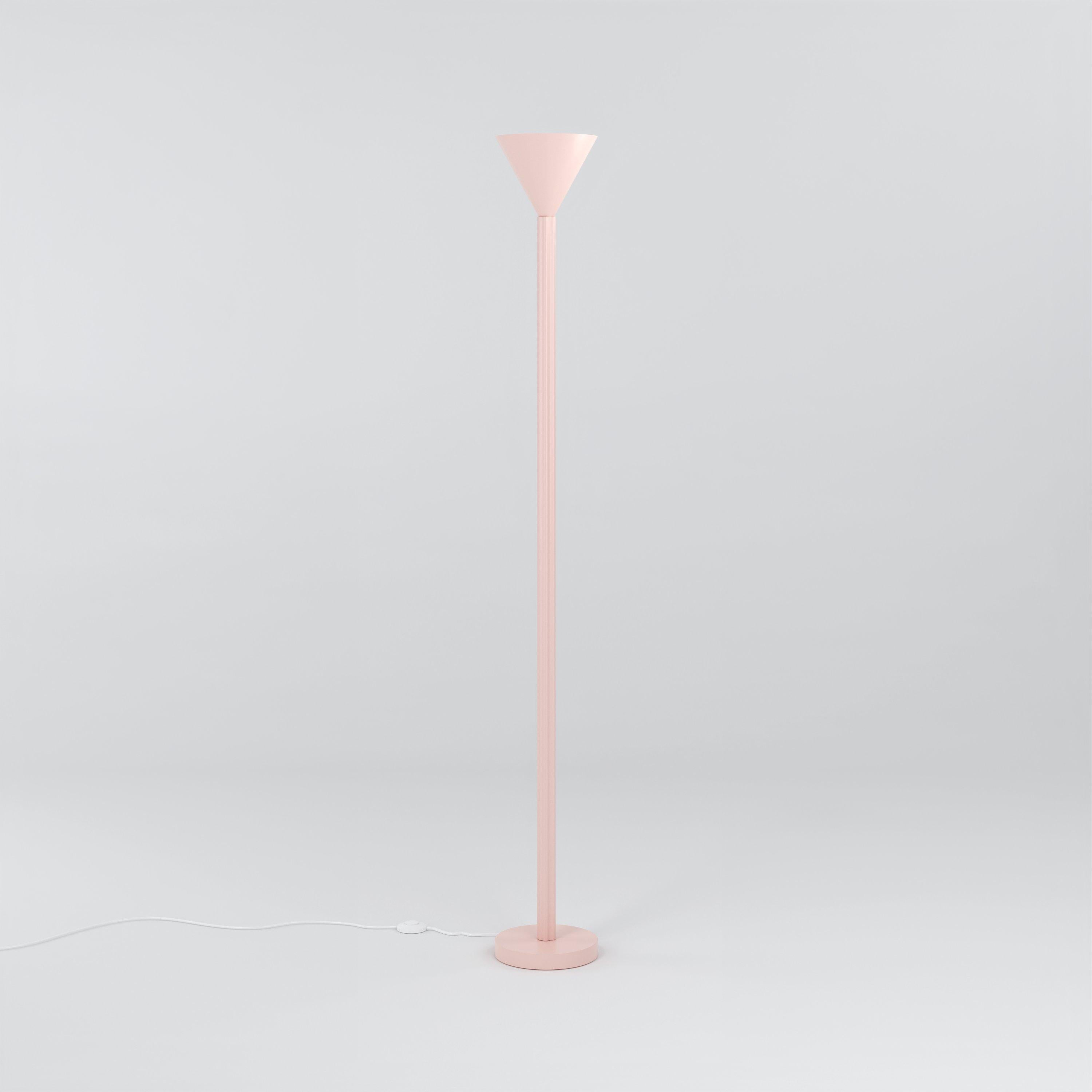 Lámpara de pie Pink Profiles de Atelier Areti
Dimensiones: P 20 x Alt 159 cm.
Materiales: Metal con recubrimiento en polvo.

Disponible en otros colores. Póngase en contacto con nosotros.

Todas nuestras lámparas pueden cablearse según cada país. Si