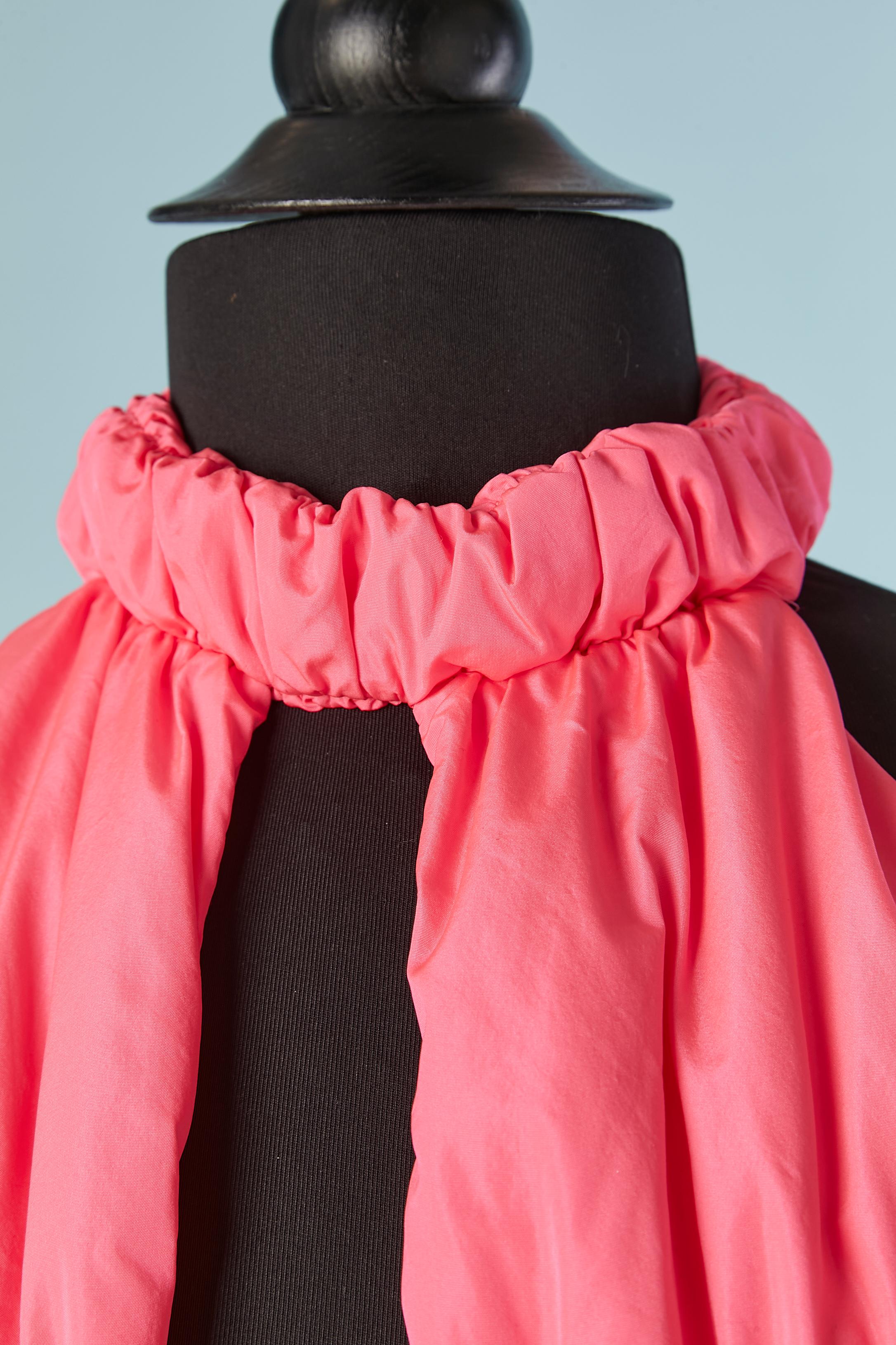 Vestido rosa abullonado sin mangas con cremallera en el centro delantero. Cierre a presión en la parte superior central de la espalda. No hay etiqueta de composición del tejido, pero el tejido principal es probablemente rayón y el relleno