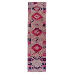 Tapis de couloir turc Kars vintage rose, violet et bleu, vers les années 1940