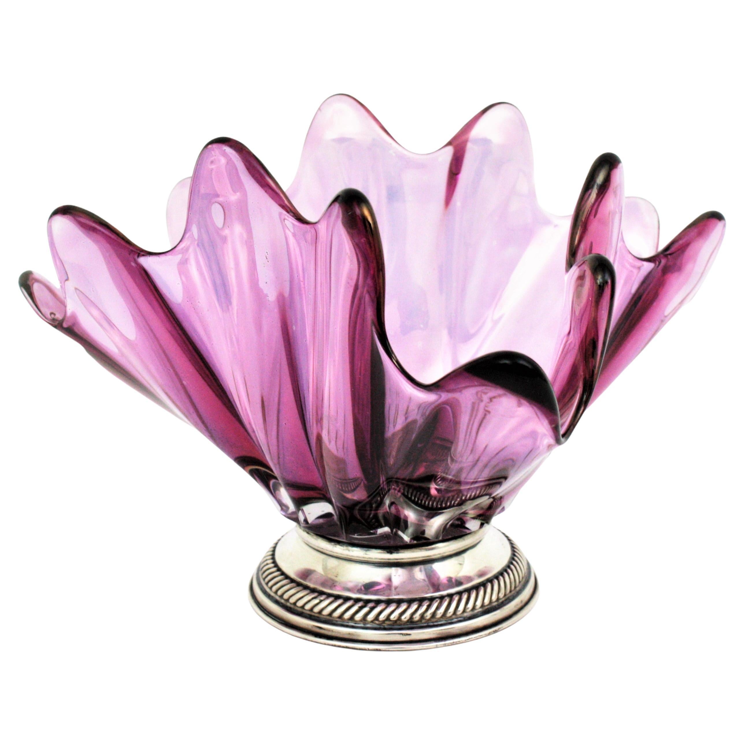 Vase aus mundgeblasenem lila italienischem Kunstglas mit Sockel aus Sterlingsilber Italien, 1950er Jahre.
Dieser auffällige und farbenfrohe  Centerpiece-Vase steht auf einem silbernen Sockel. Sie hat eine schöne Form mit naturalistischem Design und