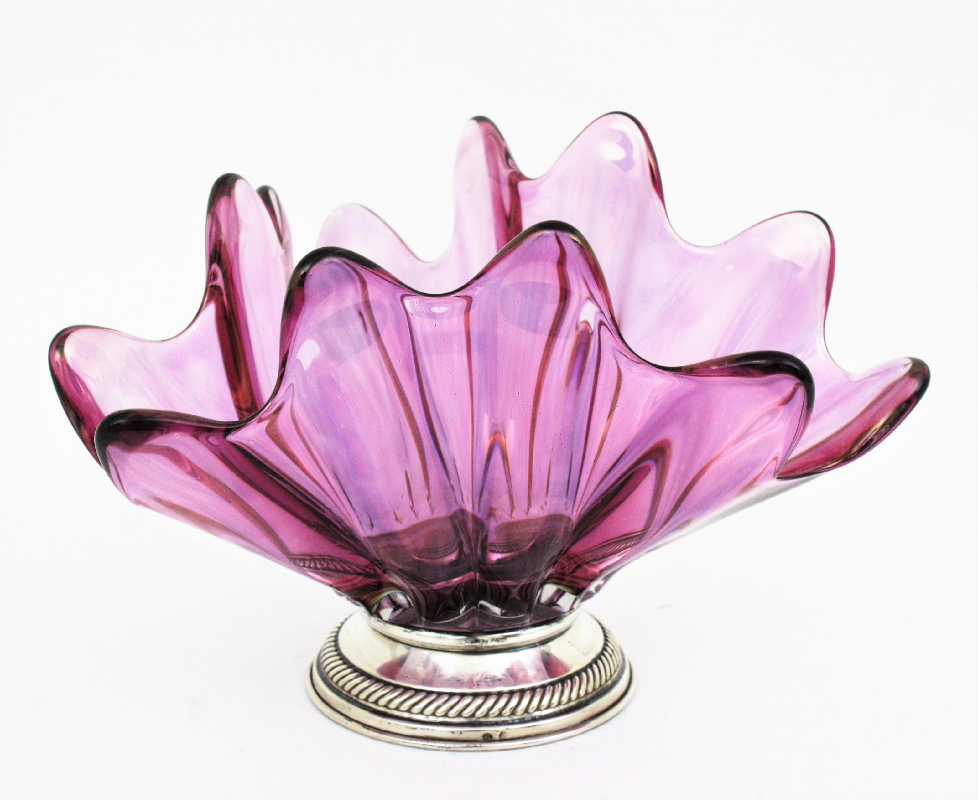 Tafelaufsatz aus irisierendem Murano-Kunstglas in Rosa, Violett und Lila mit Sterlingsilbersockel (Handgefertigt) im Angebot