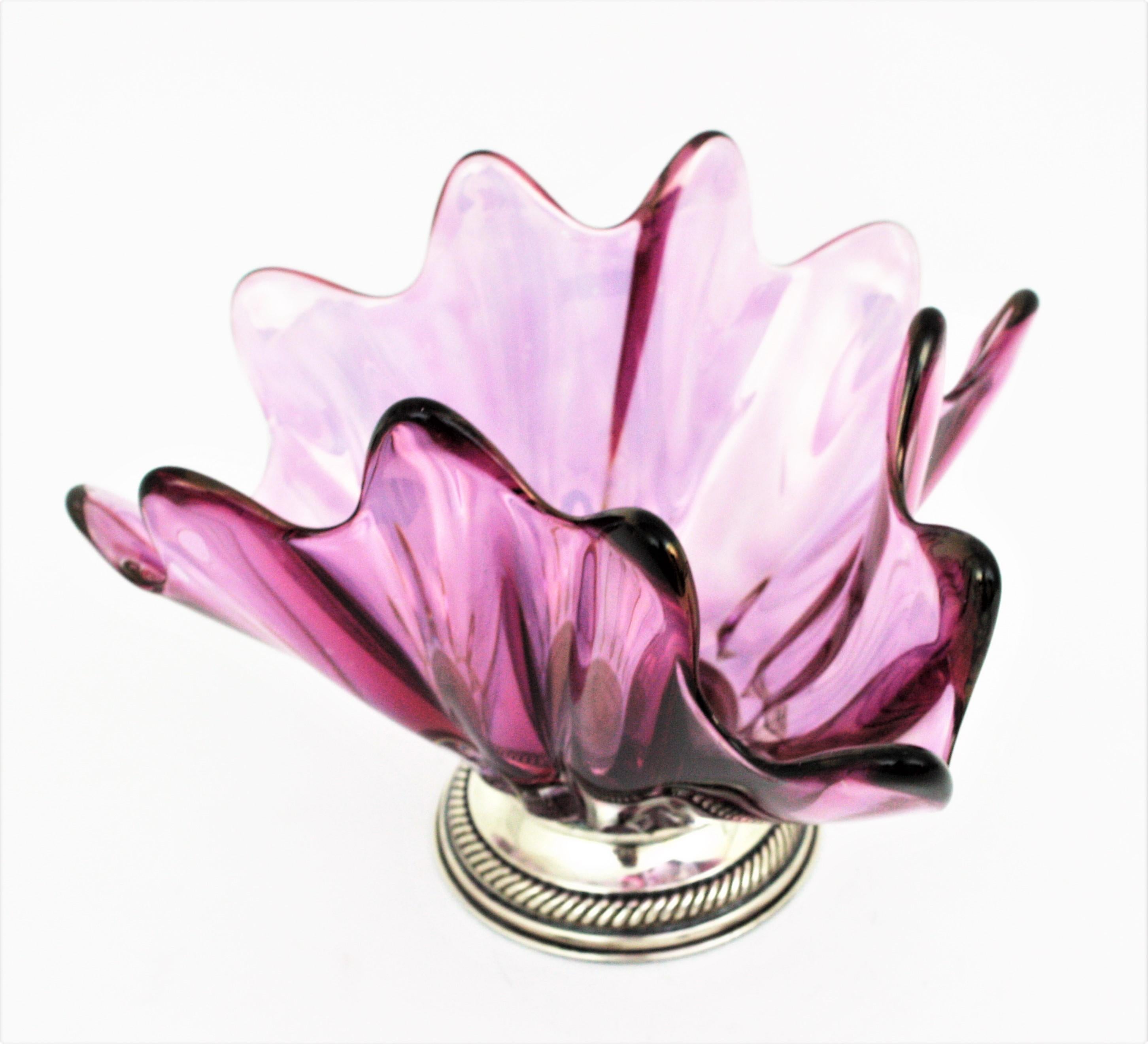 Tafelaufsatz aus irisierendem Murano-Kunstglas in Rosa, Violett und Lila mit Sterlingsilbersockel im Angebot 1