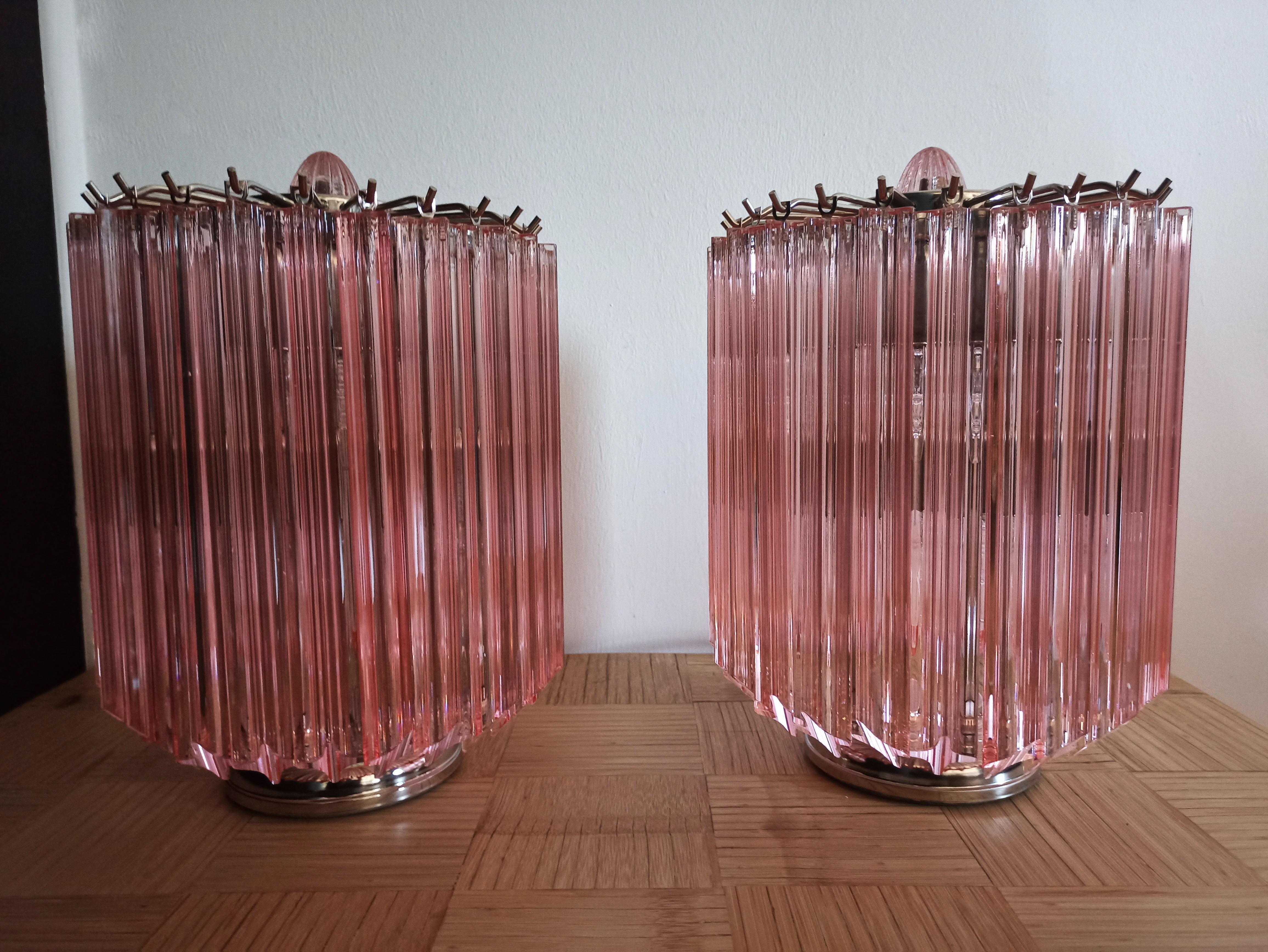 Magnificent pair of table lamps, 24 pink Quadriedri for each lamp. Elegant object of furniture.
Period: Late 20th century
Dimensions: 15 inches (38 cm) height, 10.50 inches (27 cm) diameter.
Dimension glasses: 11 inches (28 cm) height
Light