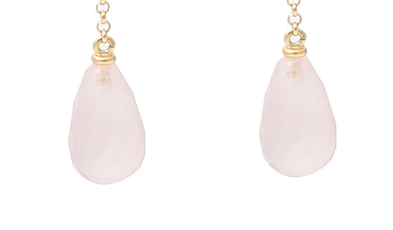 Une belle paire de boucles d'oreilles composée d'une chaîne en or jaune avec des gouttes de quartz rose.

Or jaune 18 K

Longueur : 5 cm