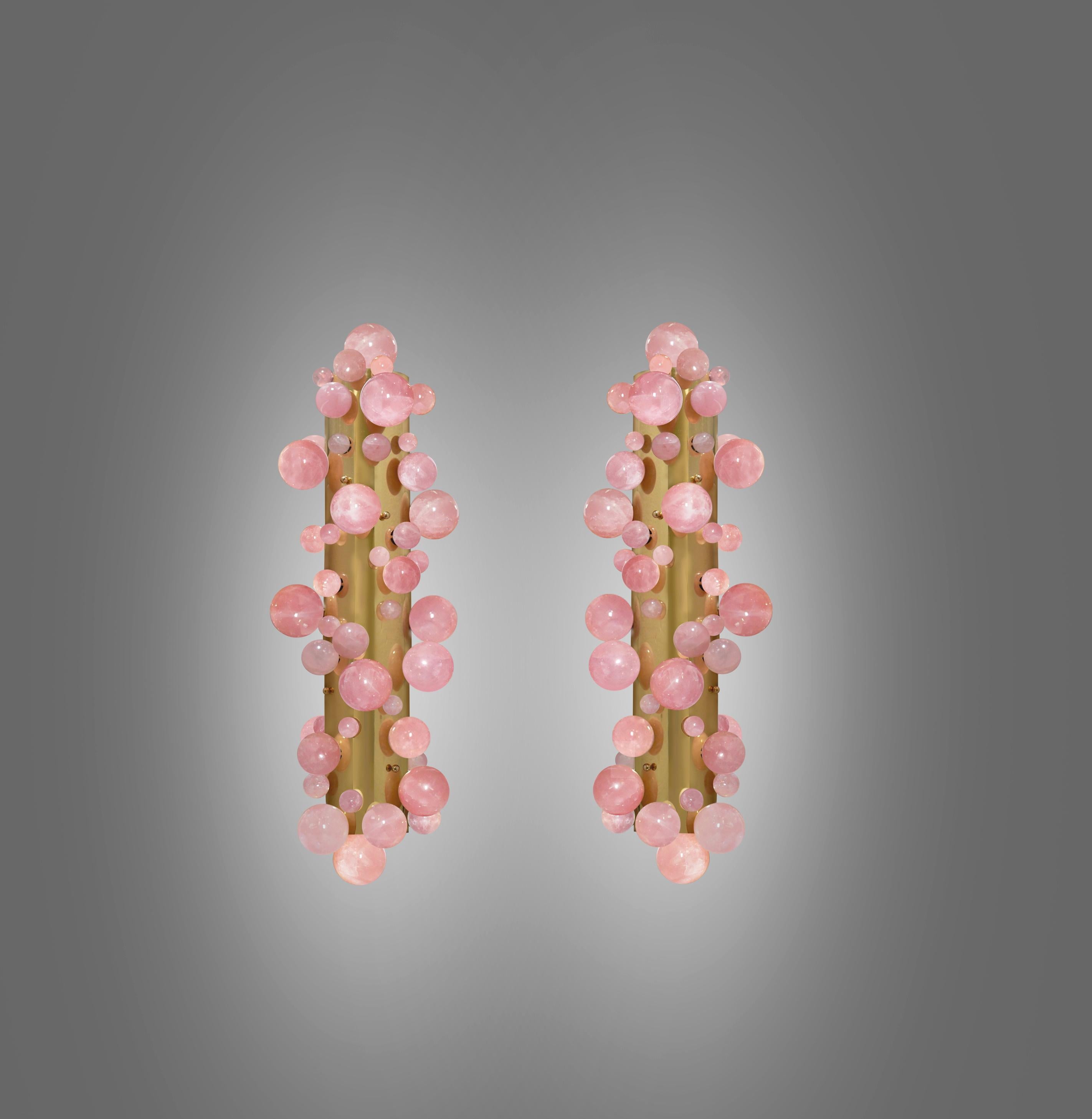 Paire d'appliques à bulles en quartz rose avec finitions en laiton poli. Créé par la Phoenix Gallery NYC.
Chaque applique est équipée de quatre douilles. Utilise quatre ampoules LED chaudes de 60w. Total 240w max. Ampoules incluses.
Dimensions et