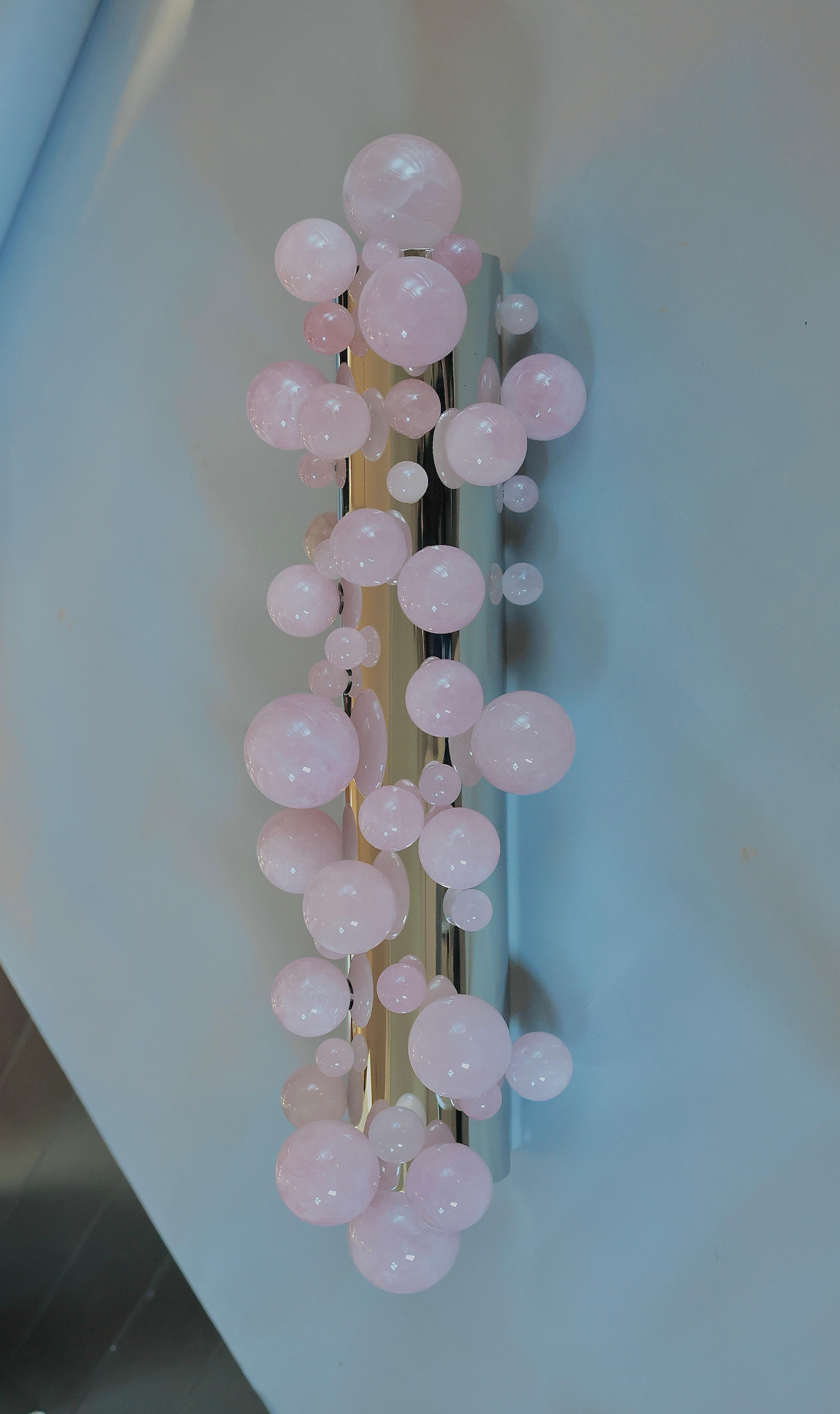 Coppia di appliques in quarzo rosa con finiture in nichel lucido. Creato dalla galleria Phoenix di New York.
Ogni applique ha installato quattro prese. Utilizza quattro lampadine a luce calda LED da 60w. Totale 240w max. Lampadine