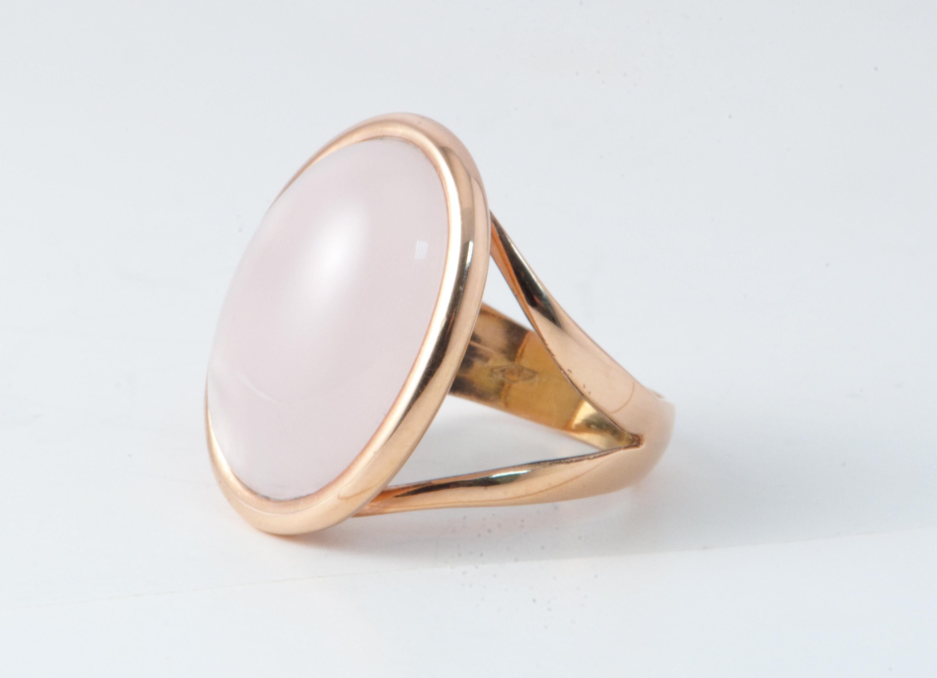 Oval Cut  Pink Quartz Nacre Shape Cabochon Ring Pink Gold 18 Karat For Sale