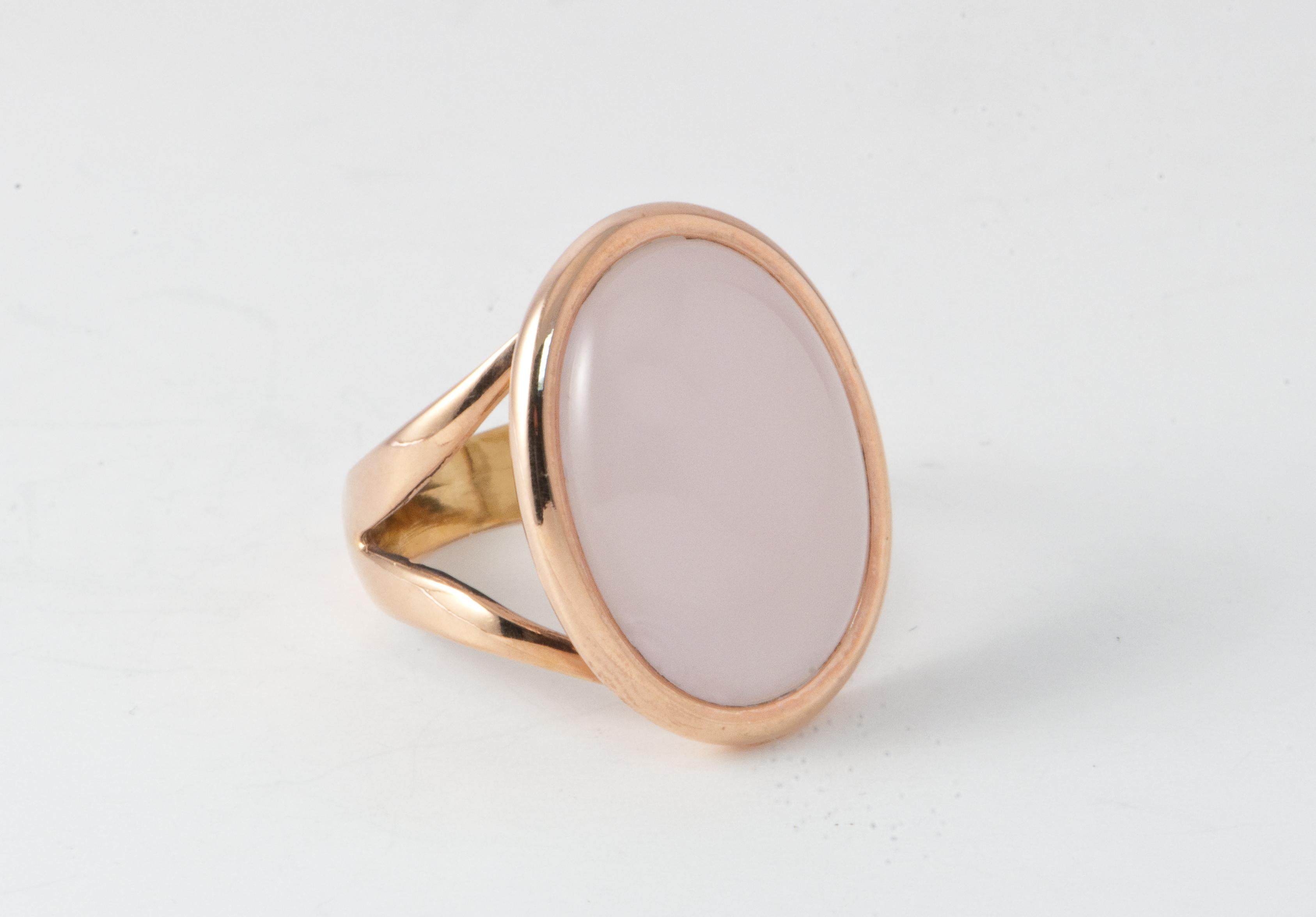  Pink Quartz Nacre Shape Cabochon Ring Pink Gold 18 Karat In New Condition For Sale In Vannes, FR
