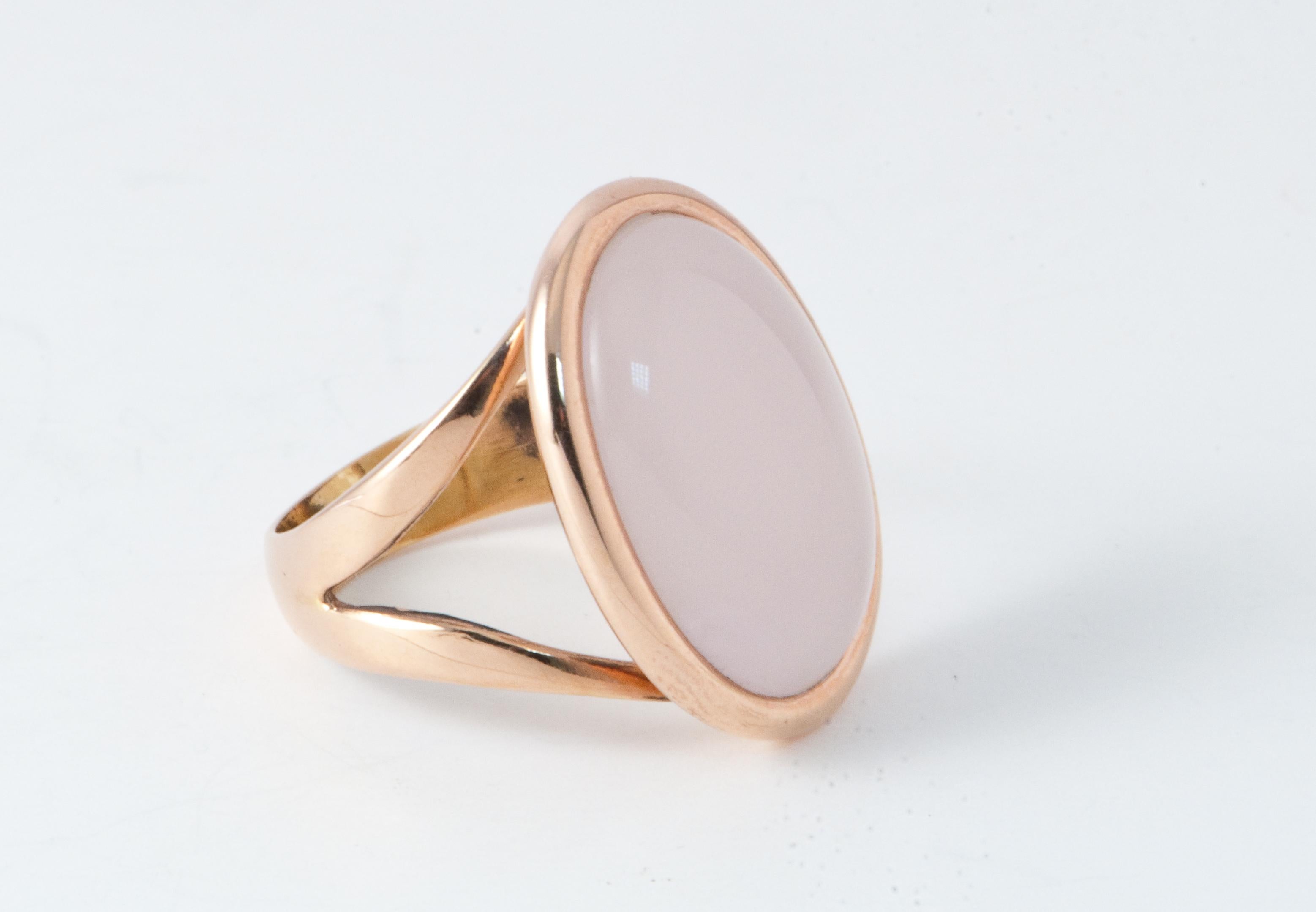 Women's  Pink Quartz Nacre Shape Cabochon Ring Pink Gold 18 Karat For Sale