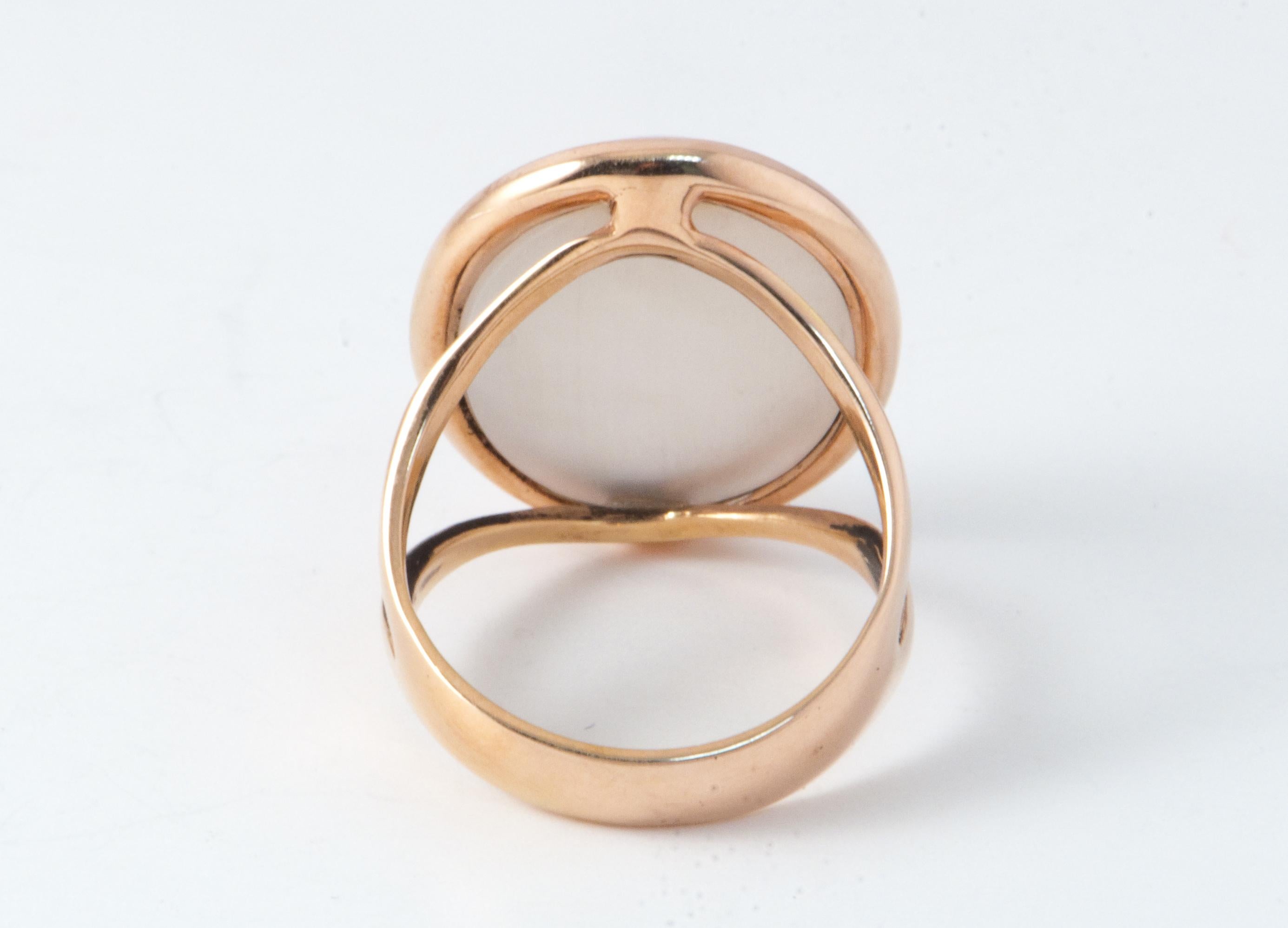 Pink Quartz Nacre Shape Cabochon Ring Pink Gold 18 Karat For Sale 1