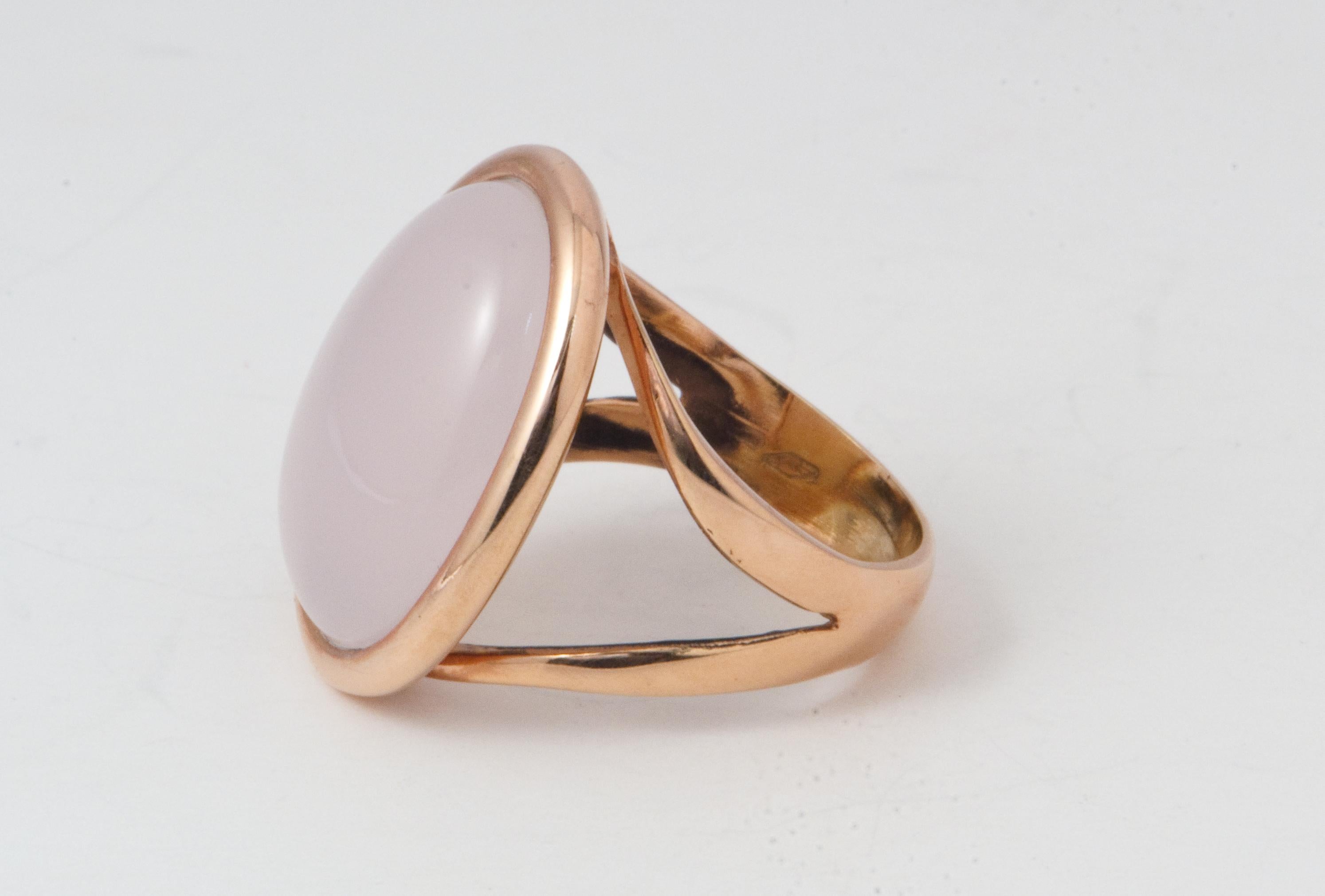  Pink Quartz Nacre Shape Cabochon Ring Pink Gold 18 Karat For Sale 2
