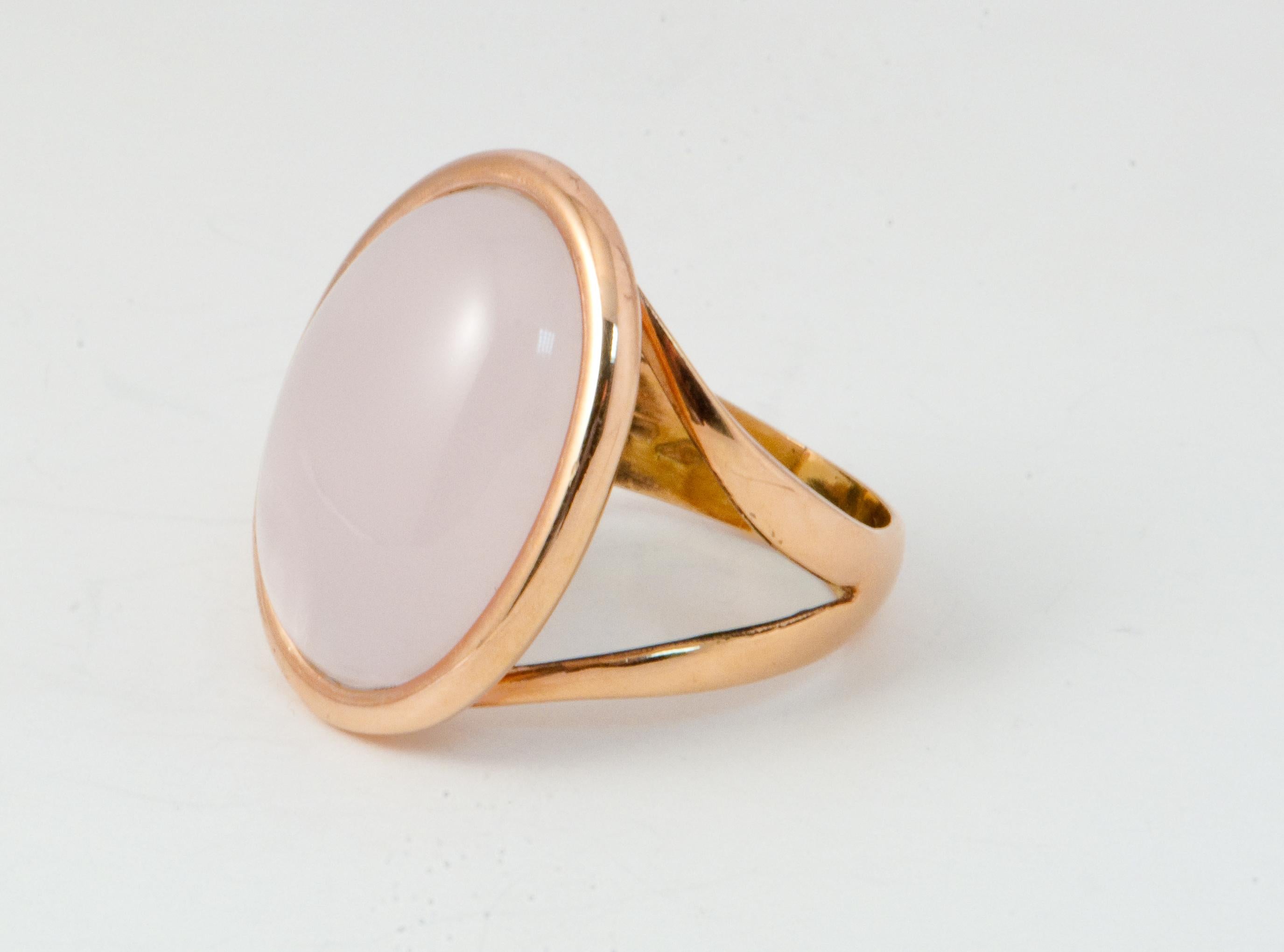  Pink Quartz Nacre Shape Cabochon Ring Pink Gold 18 Karat For Sale 3