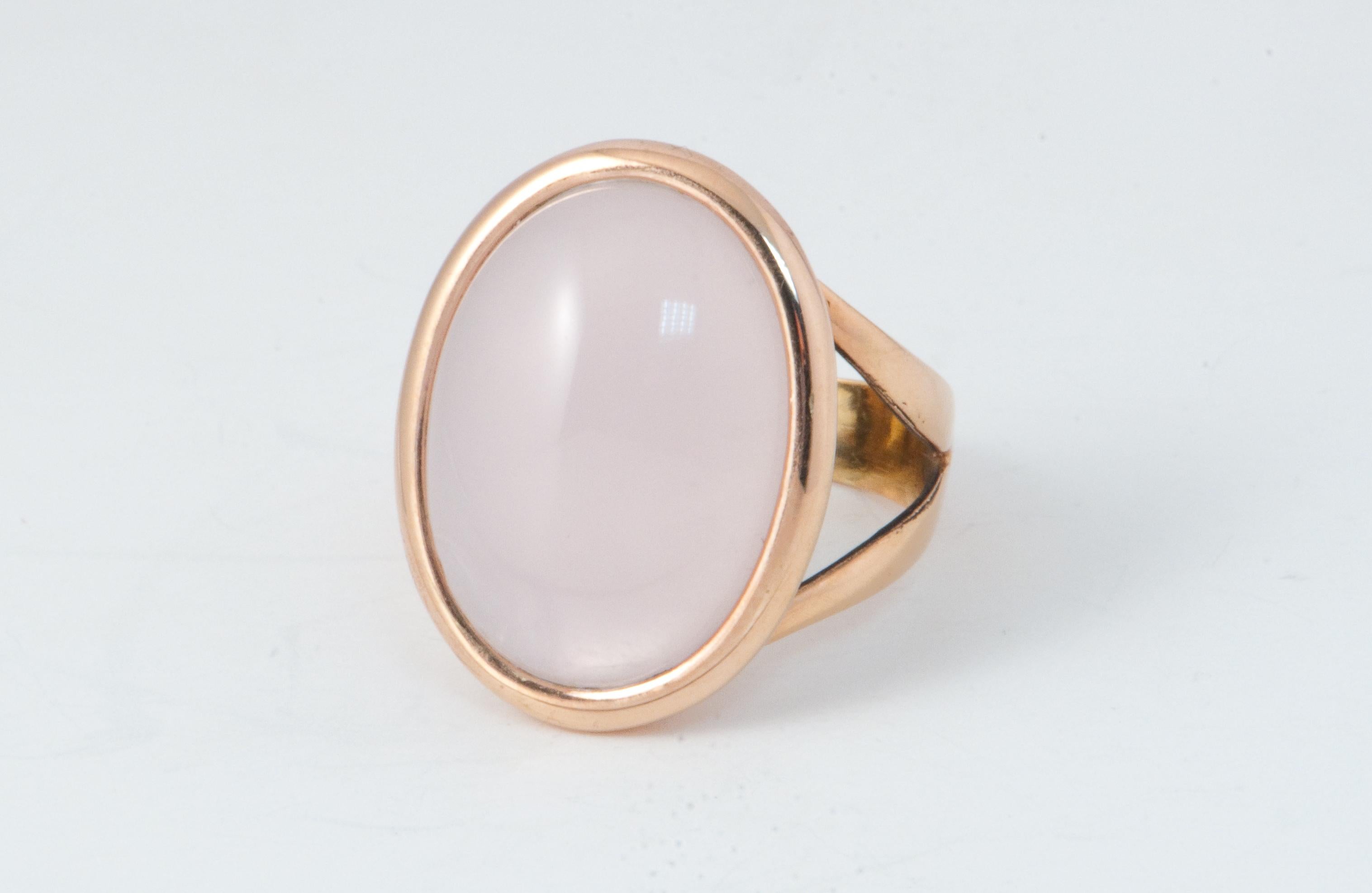  Pink Quartz Nacre Shape Cabochon Ring Pink Gold 18 Karat For Sale 4