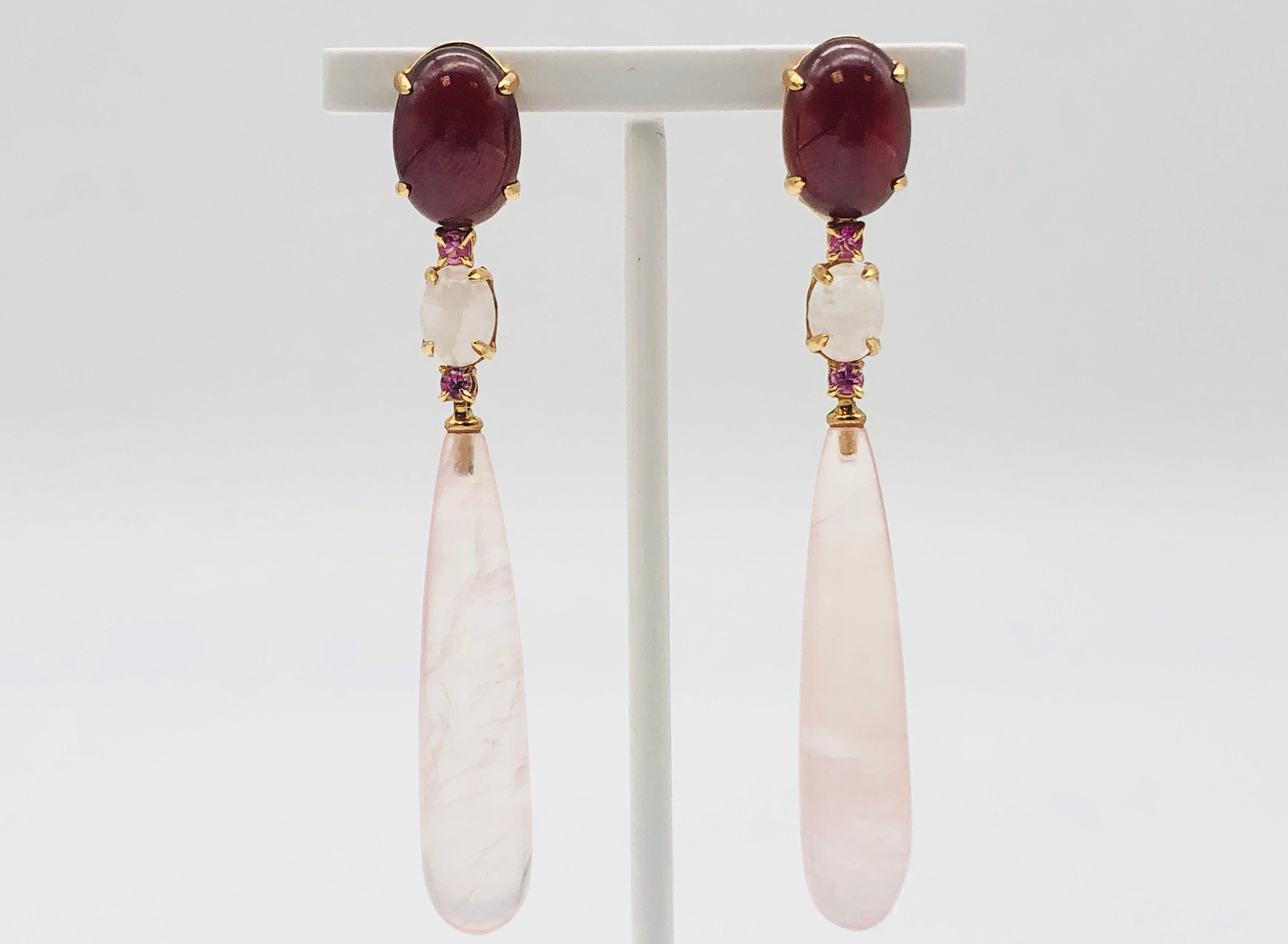 Discover these enchanting chandelier earrings in 18-carat yellow gold, embellished with rose quartz and pink topaz. Not only are they enchantingly beautiful, they also offer exceptional comfort thanks to their light weight.

The choice of 18-carat