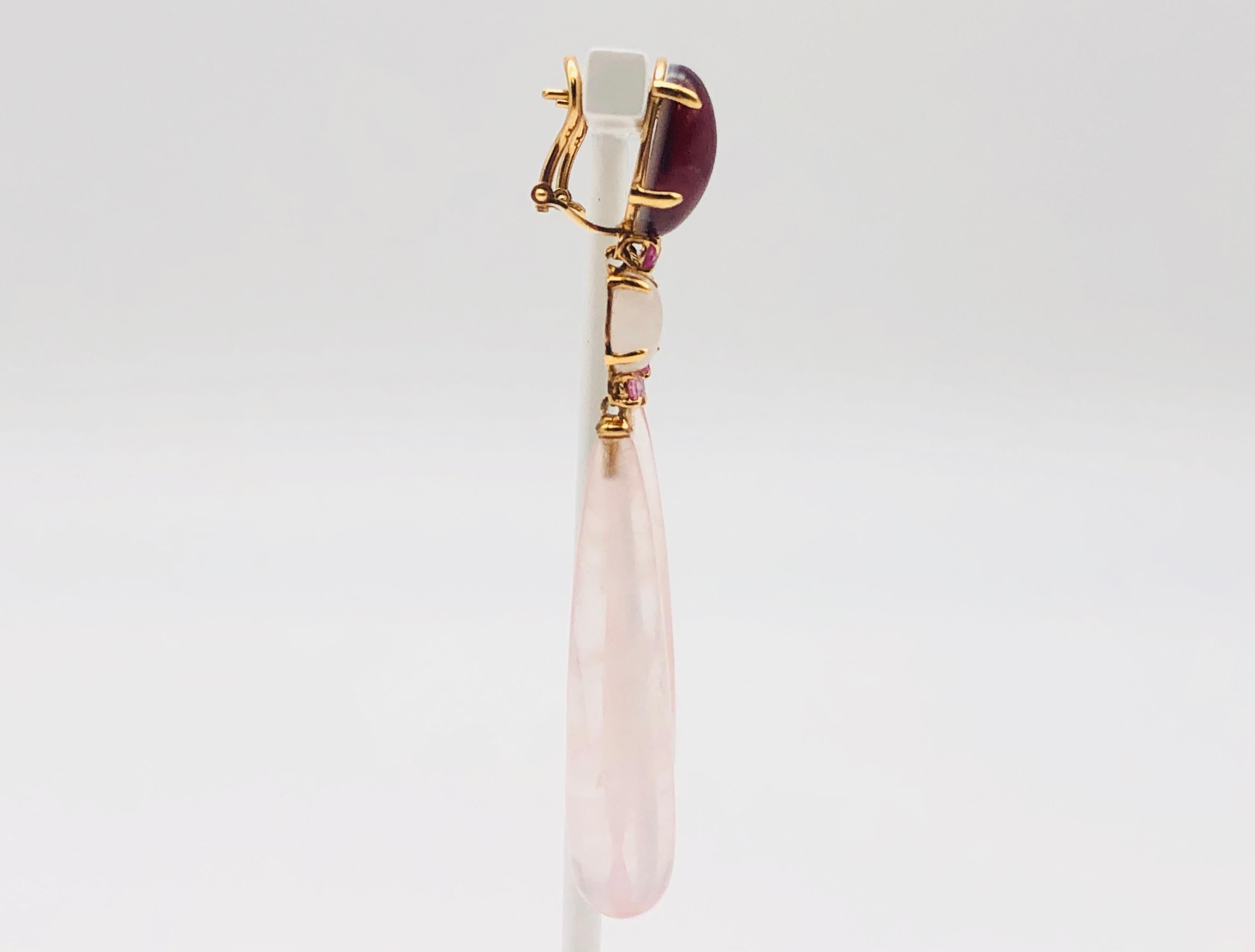 Taille ovale Boucles d'oreilles chandelier en or jaune 18 carats, quartz rose et topaze en vente
