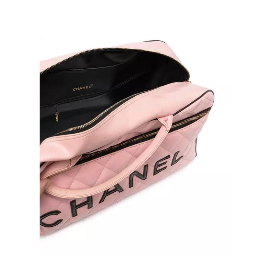 The perfect everyday bag, this pre-owned diamond-quilted bowling bag from Chanel has been crafted from light pink leather. Both stylish and functional, the bag features a top zip fastening, spacious interior and an embossed logo to the front and