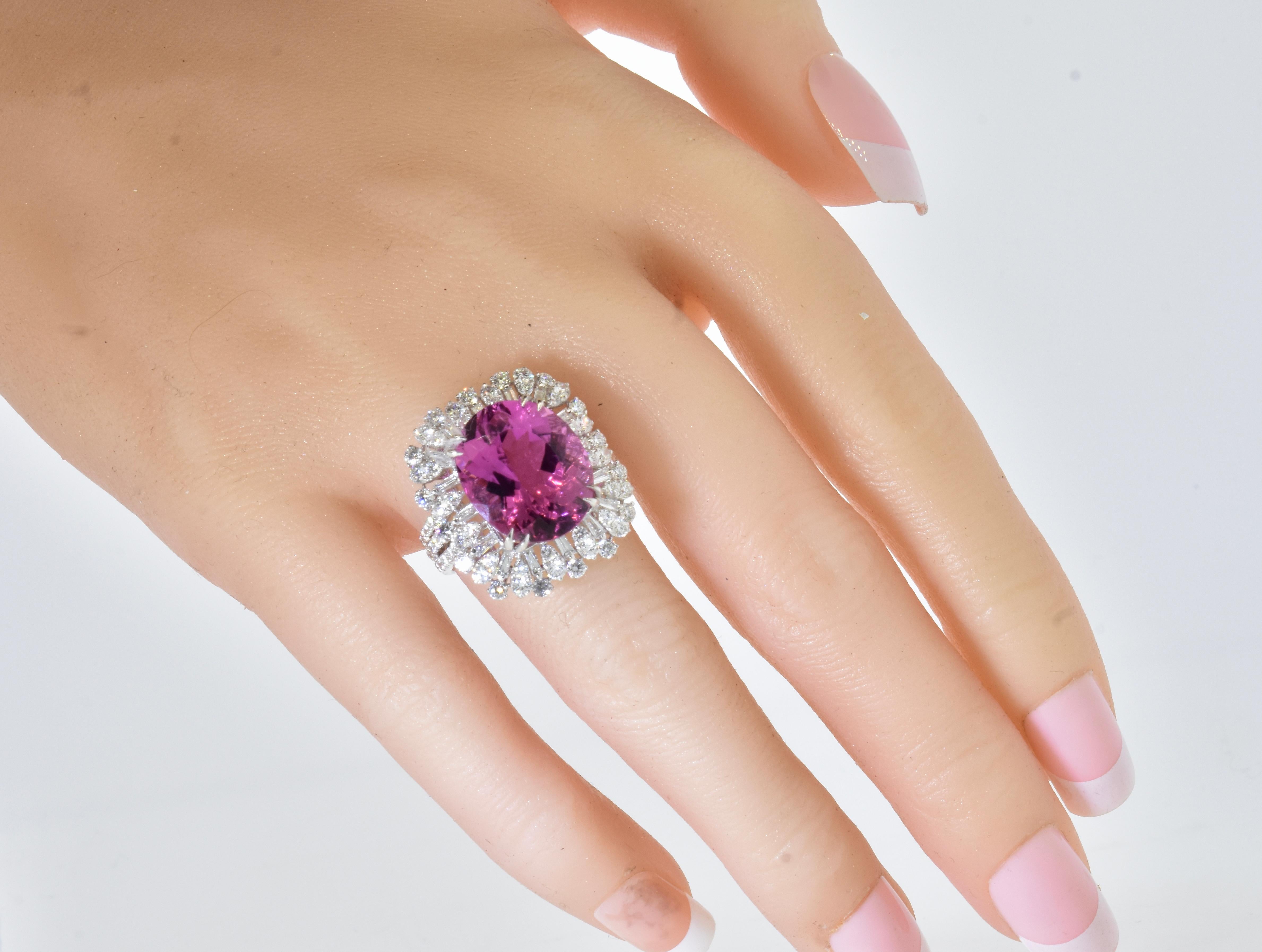 GIA-zertifizierter, natürlicher, großer Turmalin und Diamantring.  Dieser feine, kissenförmige Stein in lebhaftem Rosa/Himbeere wird von 8 Zacken gehalten. Er ist sehr hell mit wenigen Einschlüssen und nur unter Vergrößerung zu sehen, was unseren