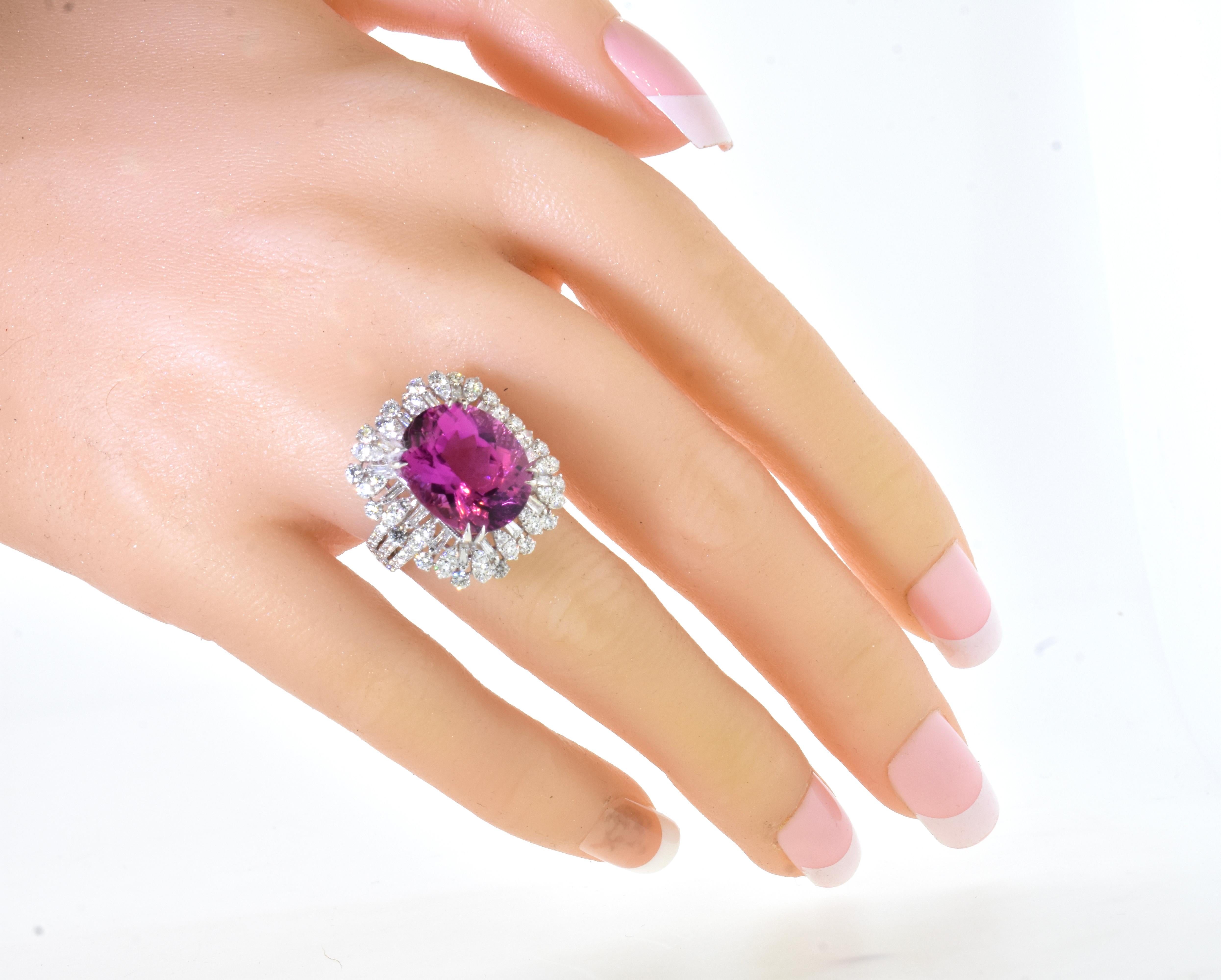 G.I.A.-zertifiziert 10,24 ct. Heißer rosa Turmalin & weißer Diamantring (Zeitgenössisch)