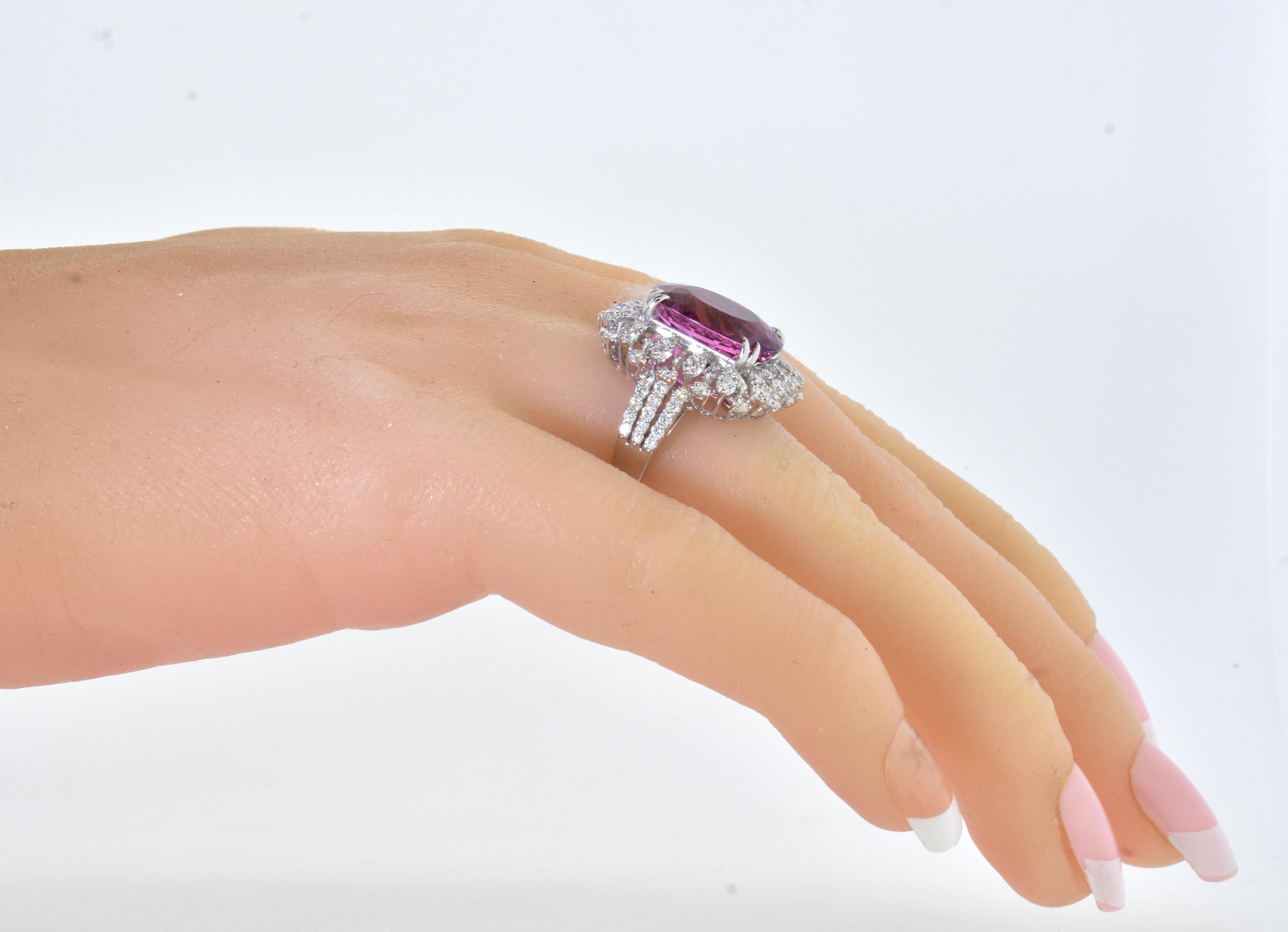 G.I.A.-zertifiziert 10,24 ct. Heißer rosa Turmalin & weißer Diamantring (Ovalschliff)