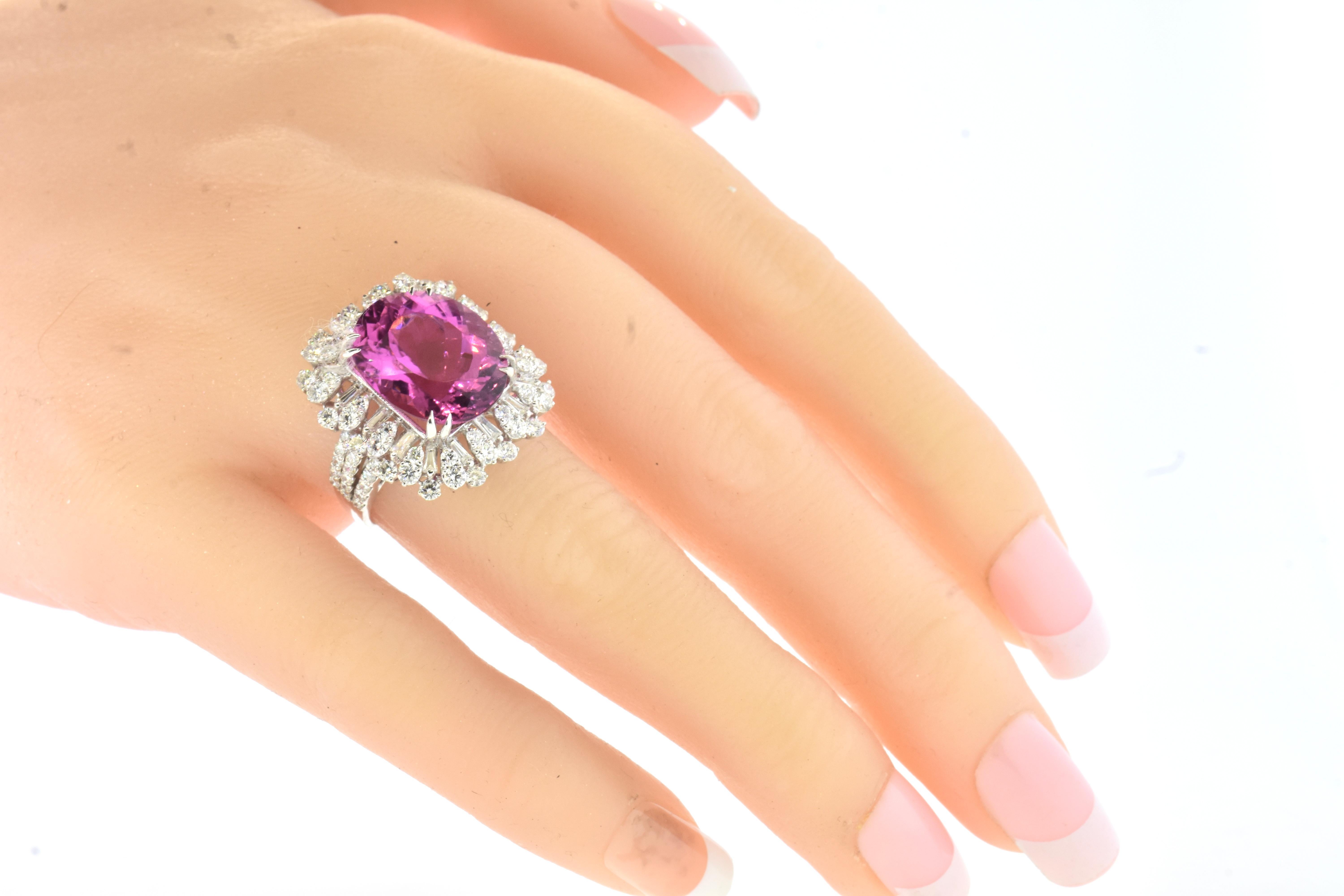 G.I.A.-zertifiziert 10,24 ct. Heißer rosa Turmalin & weißer Diamantring im Zustand „Hervorragend“ in Aspen, CO