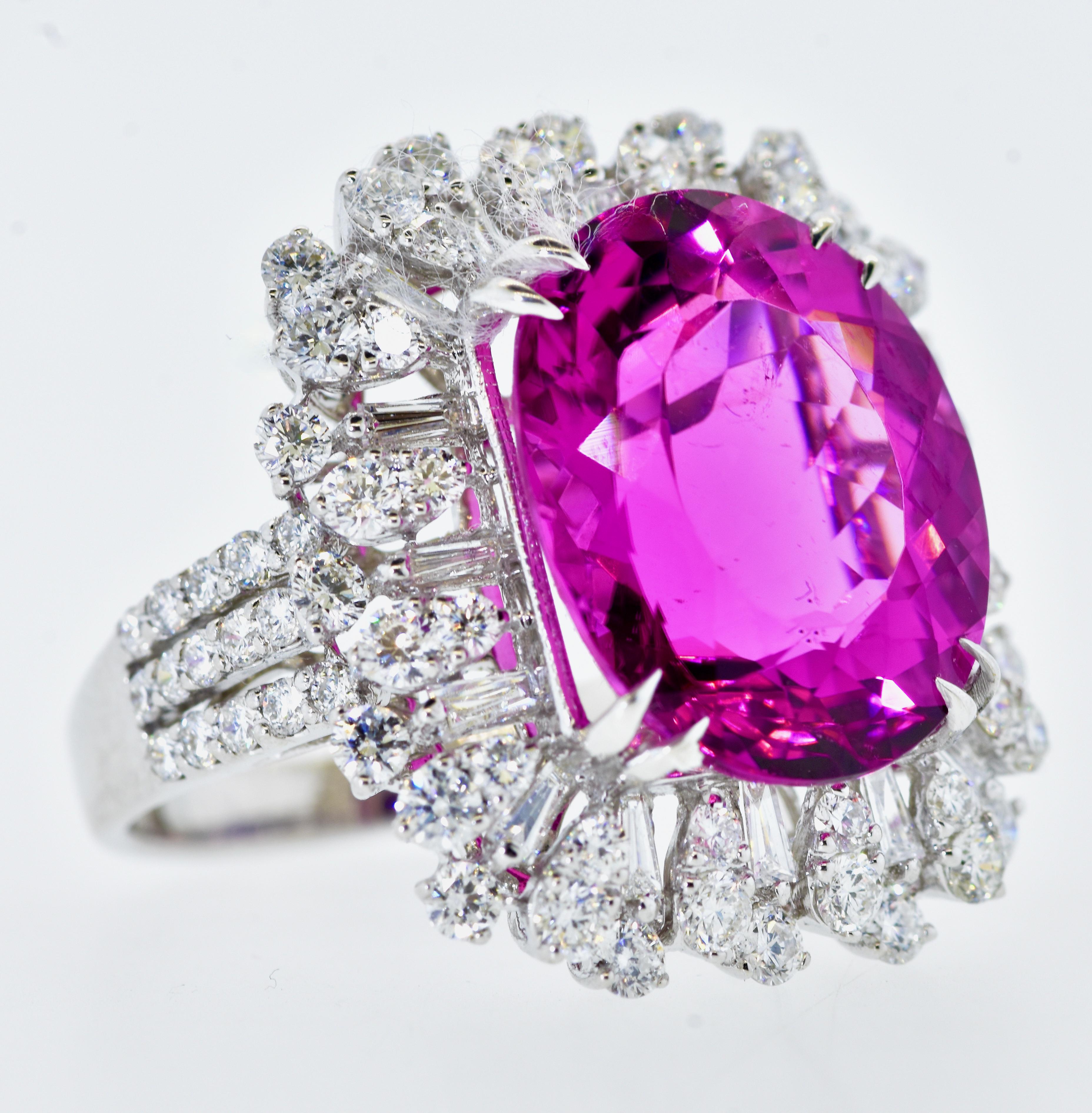 G.I.A.-zertifiziert 10,24 ct. Heißer rosa Turmalin & weißer Diamantring 3