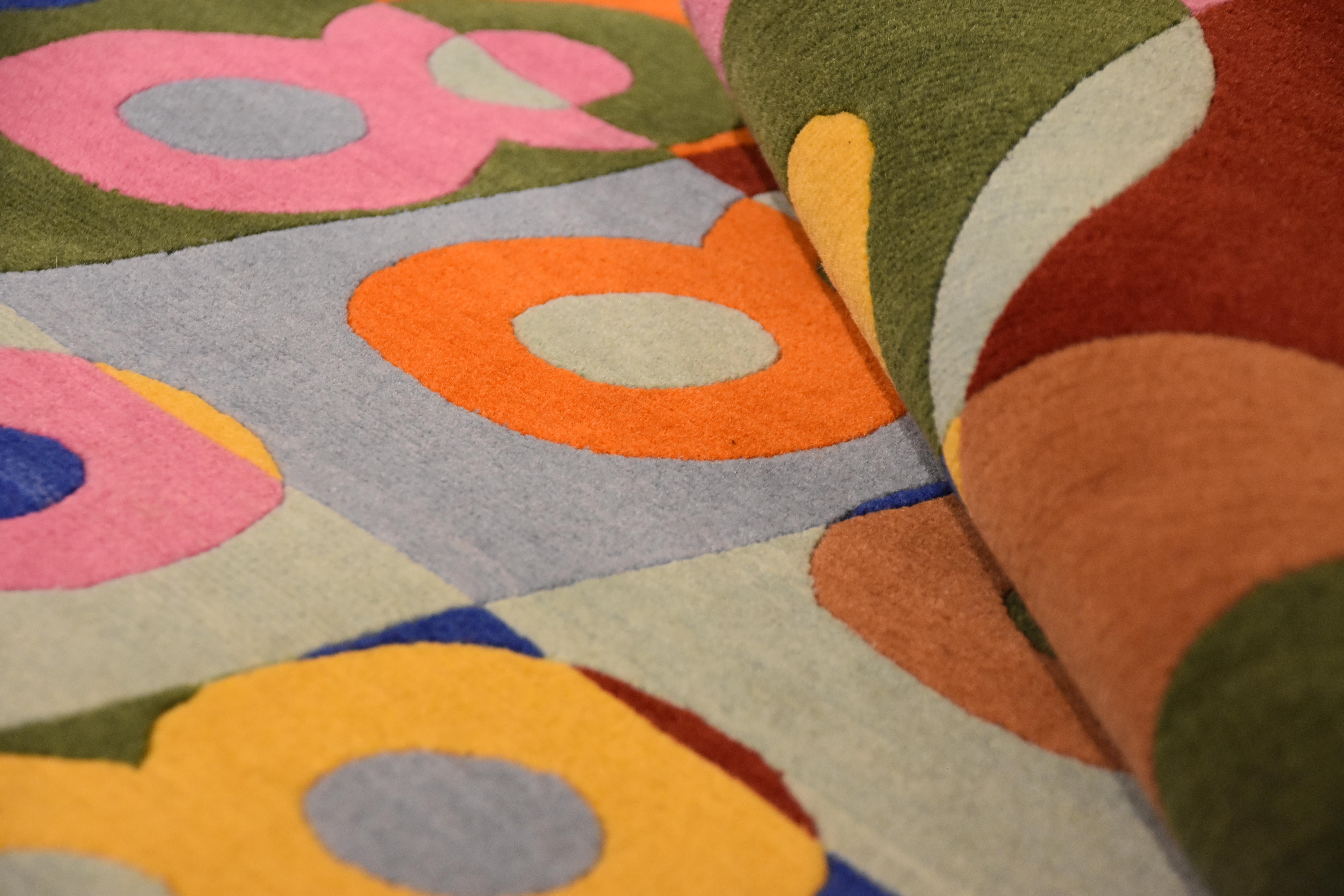 Livio Tessandori Teppich der italienischen Designerin Olivia Toscani in Rosa, Rot, Blau und Gelb im Angebot 1