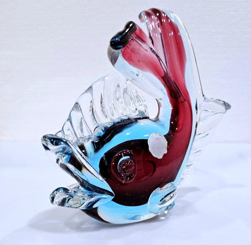 Scultura di pesce in vetro di Murano rosa-rosso, blu e trasparente con etichetta originale in vendita 2