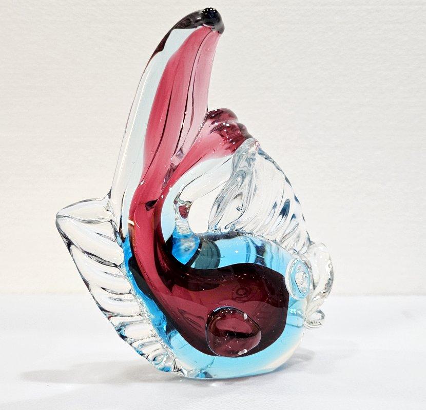 Mid-Century moderno Scultura di pesce in vetro di Murano rosa-rosso, blu e trasparente con etichetta originale in vendita