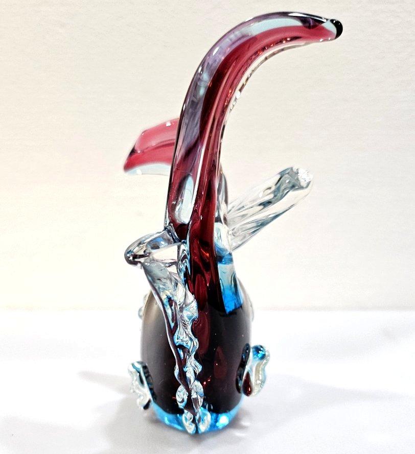 Altro Scultura di pesce in vetro di Murano rosa-rosso, blu e trasparente con etichetta originale in vendita