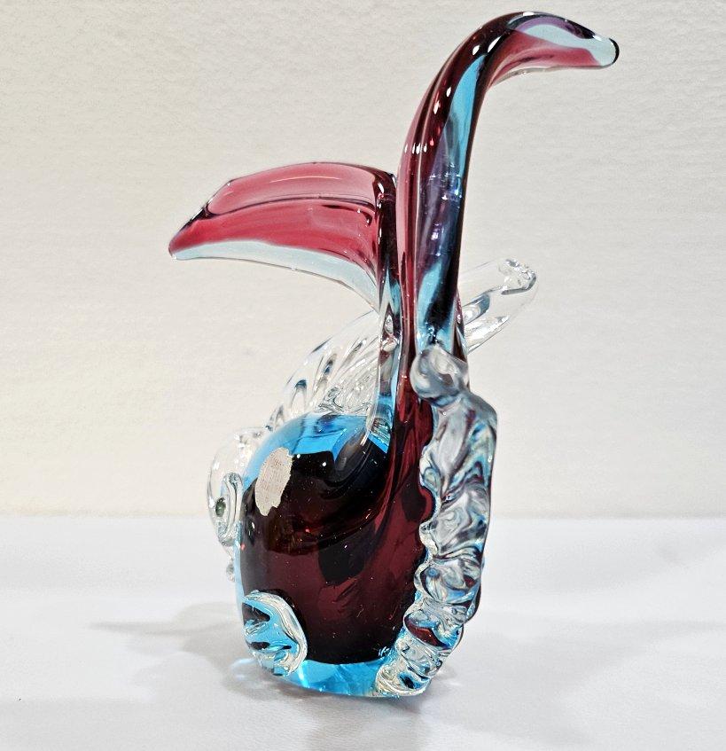 XX secolo Scultura di pesce in vetro di Murano rosa-rosso, blu e trasparente con etichetta originale in vendita
