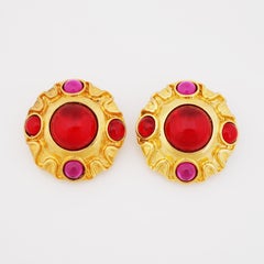Boucles d'oreilles en forme de pièces de monnaie surdimensionnées en cabochon de verre rose et rouge par Escada, années 1990